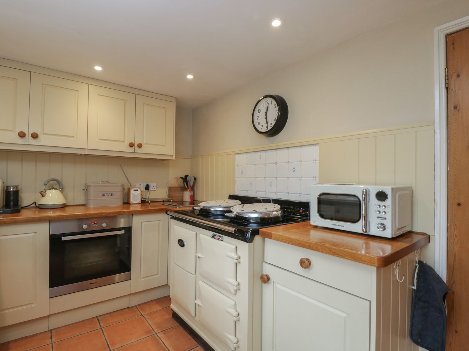 Horseshoe Cottage nr Hook Norton, Warwickshire. Two-bedroom home with woodburning stove. Near a pub.