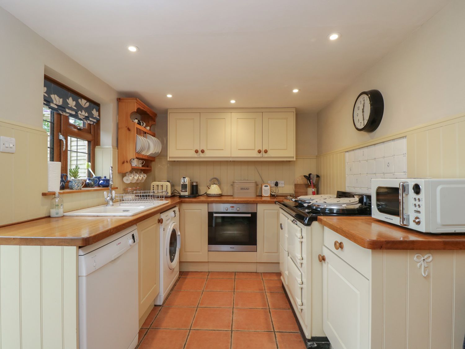 Horseshoe Cottage nr Hook Norton, Warwickshire. Two-bedroom home with woodburning stove. Near a pub.