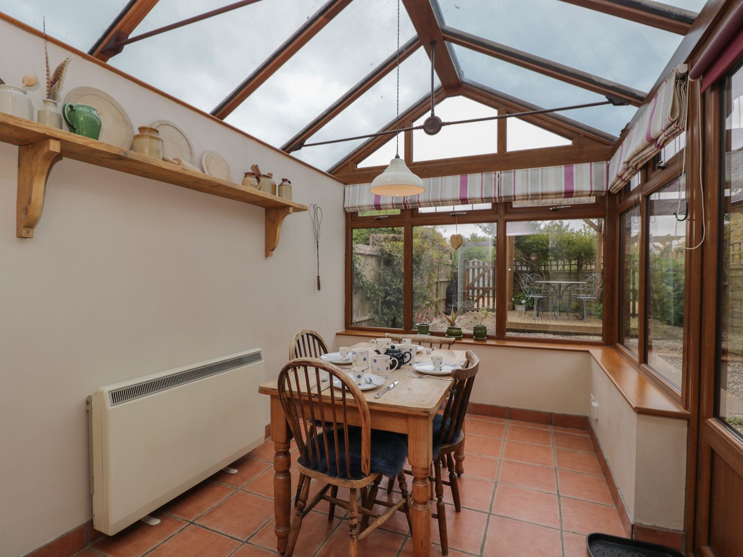 Horseshoe Cottage nr Hook Norton, Warwickshire. Two-bedroom home with woodburning stove. Near a pub.