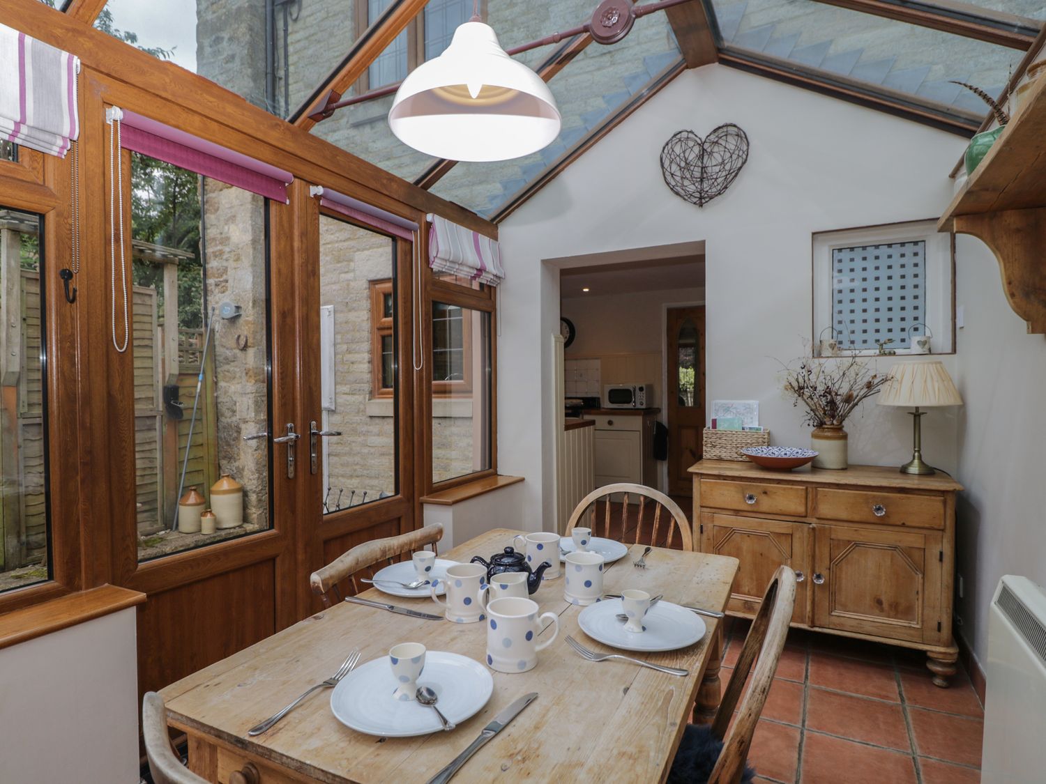 Horseshoe Cottage nr Hook Norton, Warwickshire. Two-bedroom home with woodburning stove. Near a pub.