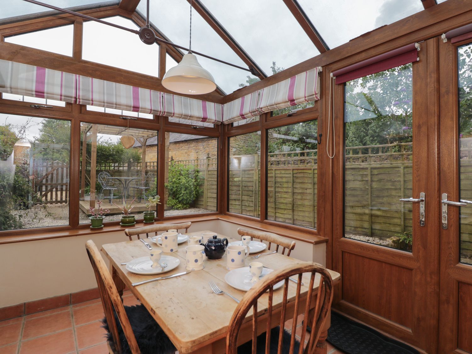 Horseshoe Cottage nr Hook Norton, Warwickshire. Two-bedroom home with woodburning stove. Near a pub.