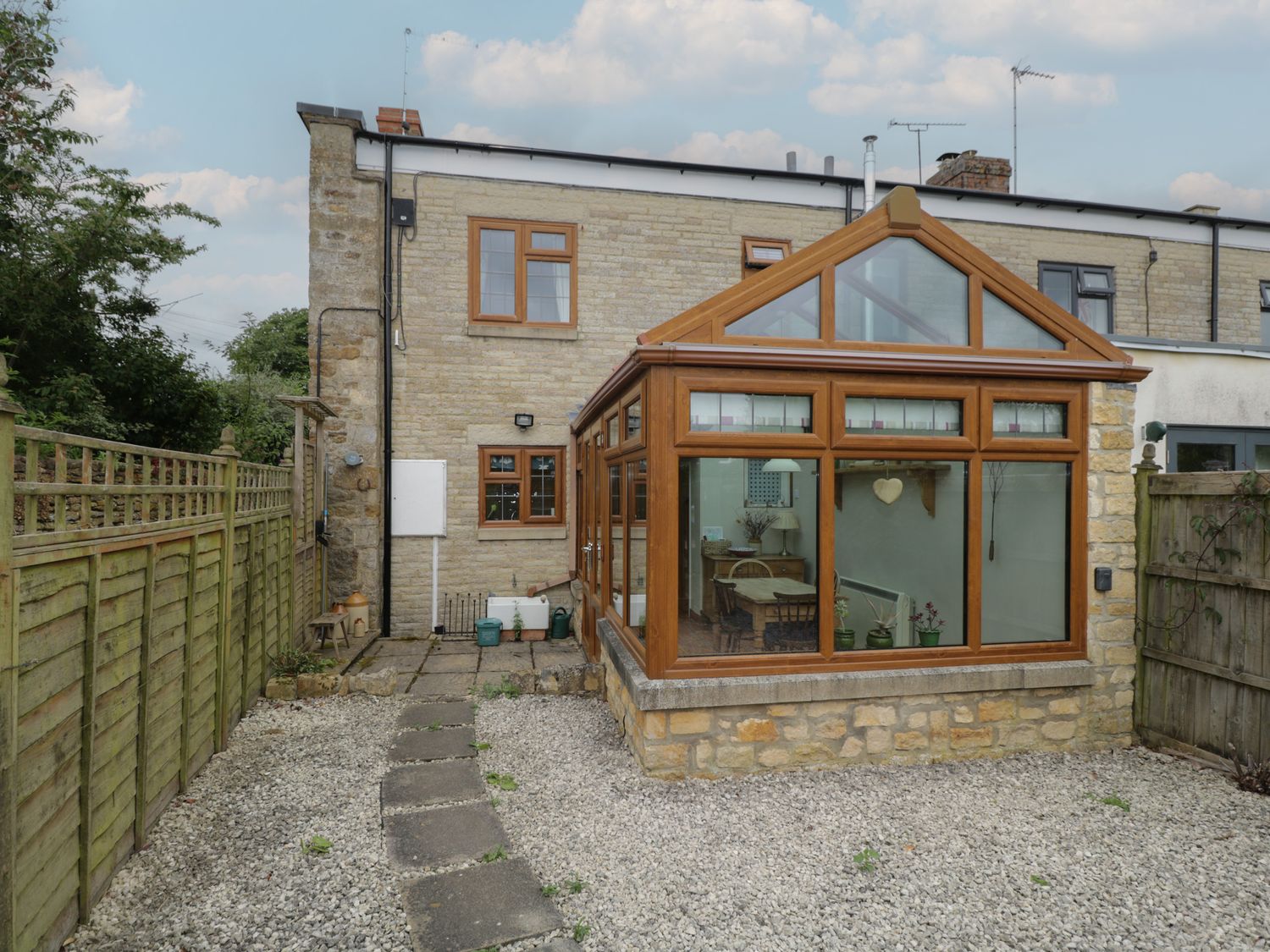 Horseshoe Cottage nr Hook Norton, Warwickshire. Two-bedroom home with woodburning stove. Near a pub.