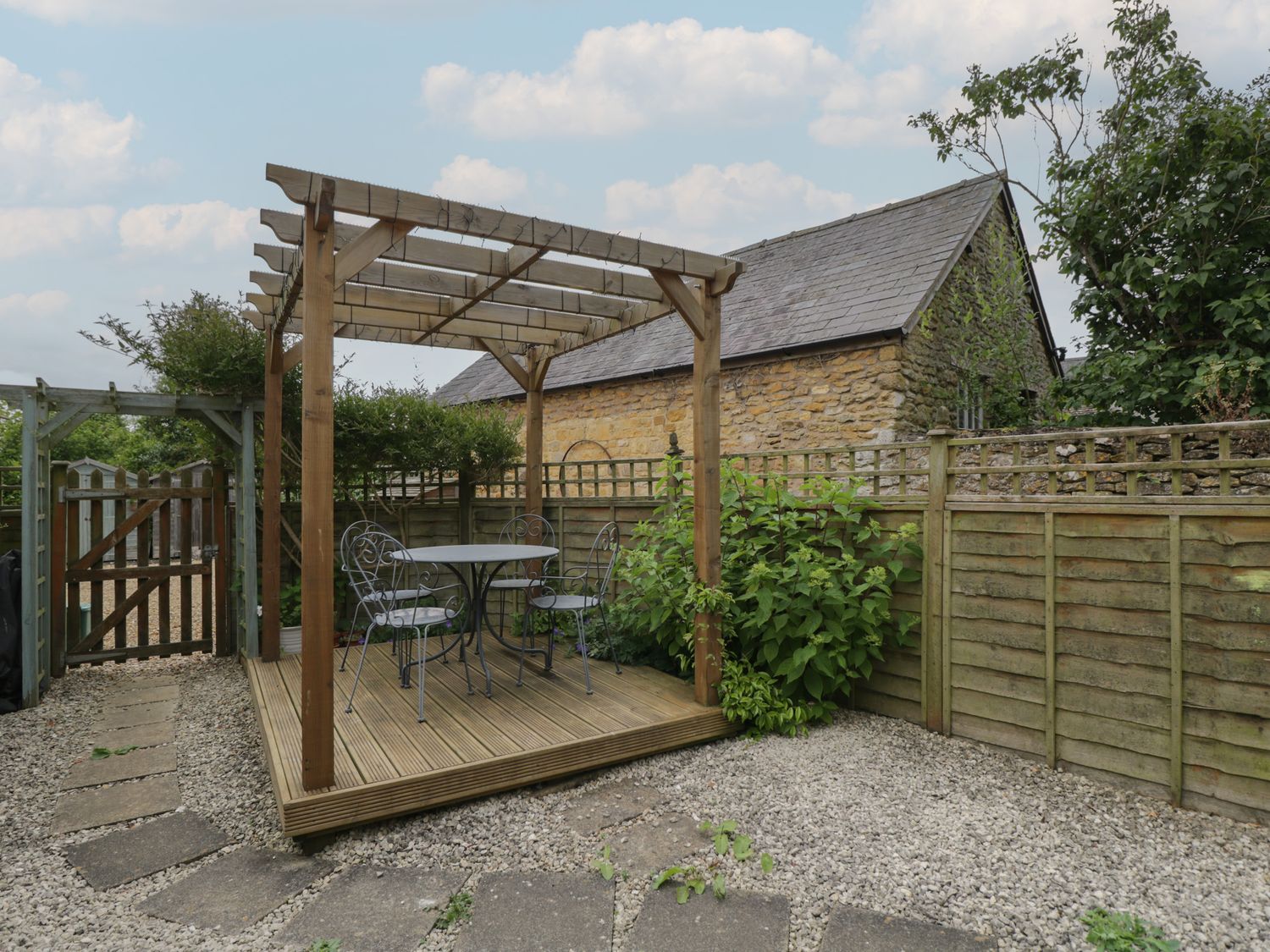 Horseshoe Cottage nr Hook Norton, Warwickshire. Two-bedroom home with woodburning stove. Near a pub.