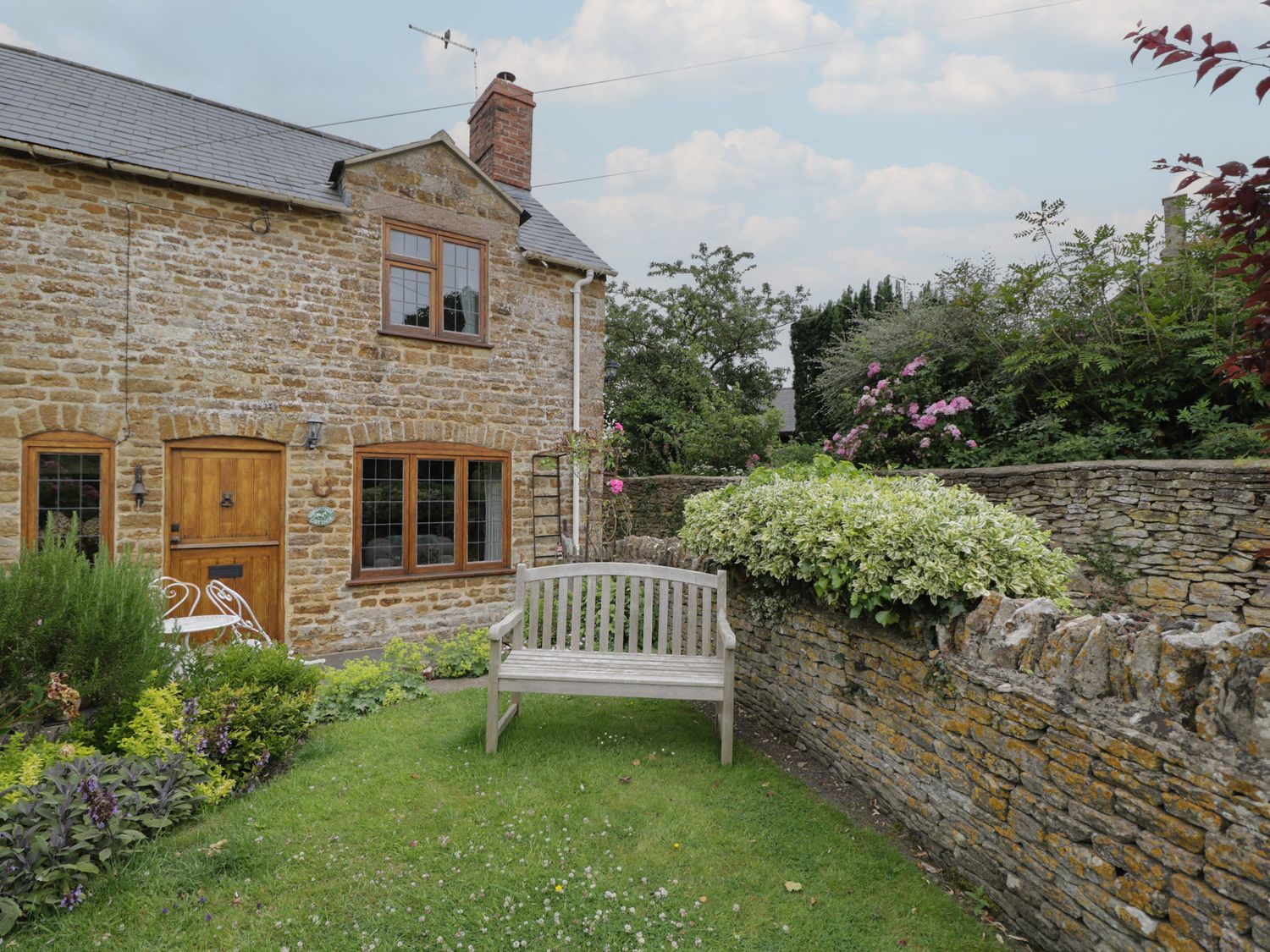 Horseshoe Cottage nr Hook Norton, Warwickshire. Two-bedroom home with woodburning stove. Near a pub.