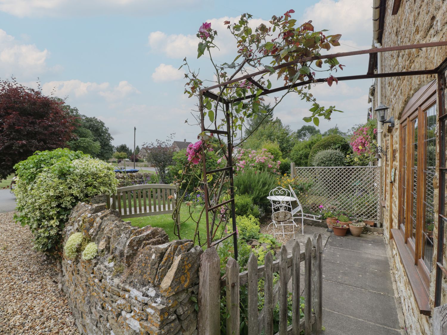 Horseshoe Cottage nr Hook Norton, Warwickshire. Two-bedroom home with woodburning stove. Near a pub.