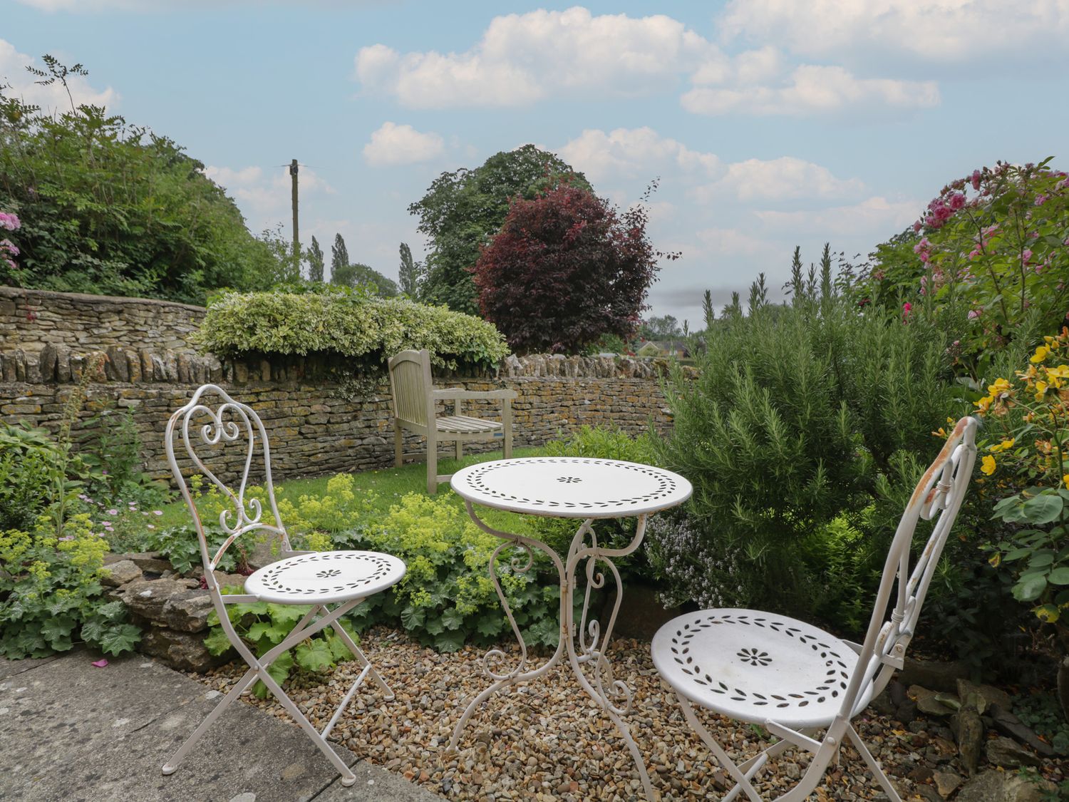 Horseshoe Cottage nr Hook Norton, Warwickshire. Two-bedroom home with woodburning stove. Near a pub.