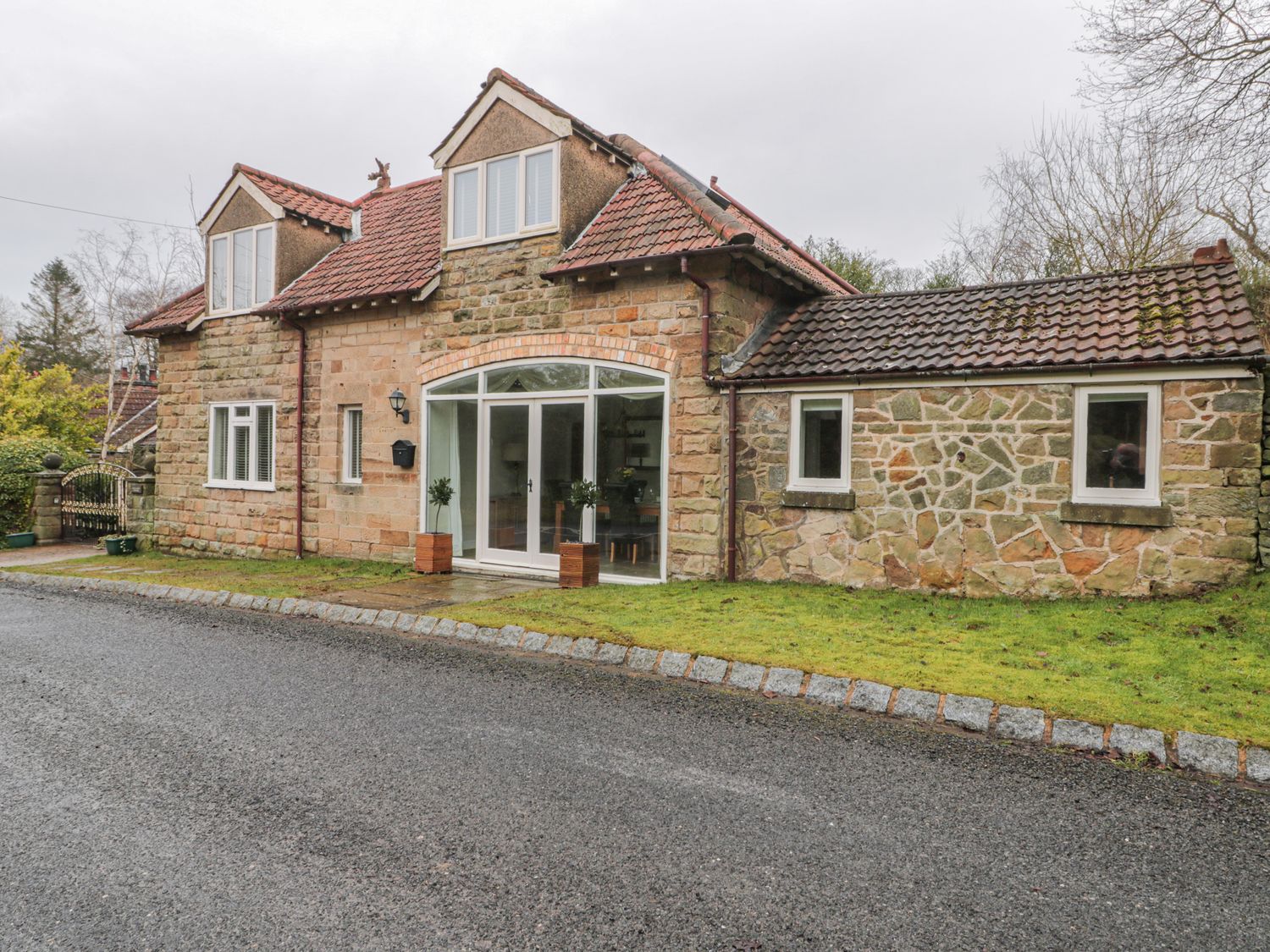 Wyke Lodge ( Ref 1003307 ) Holiday cottage in Staintondale near Scarborough - Accommodation sleeps 5 people