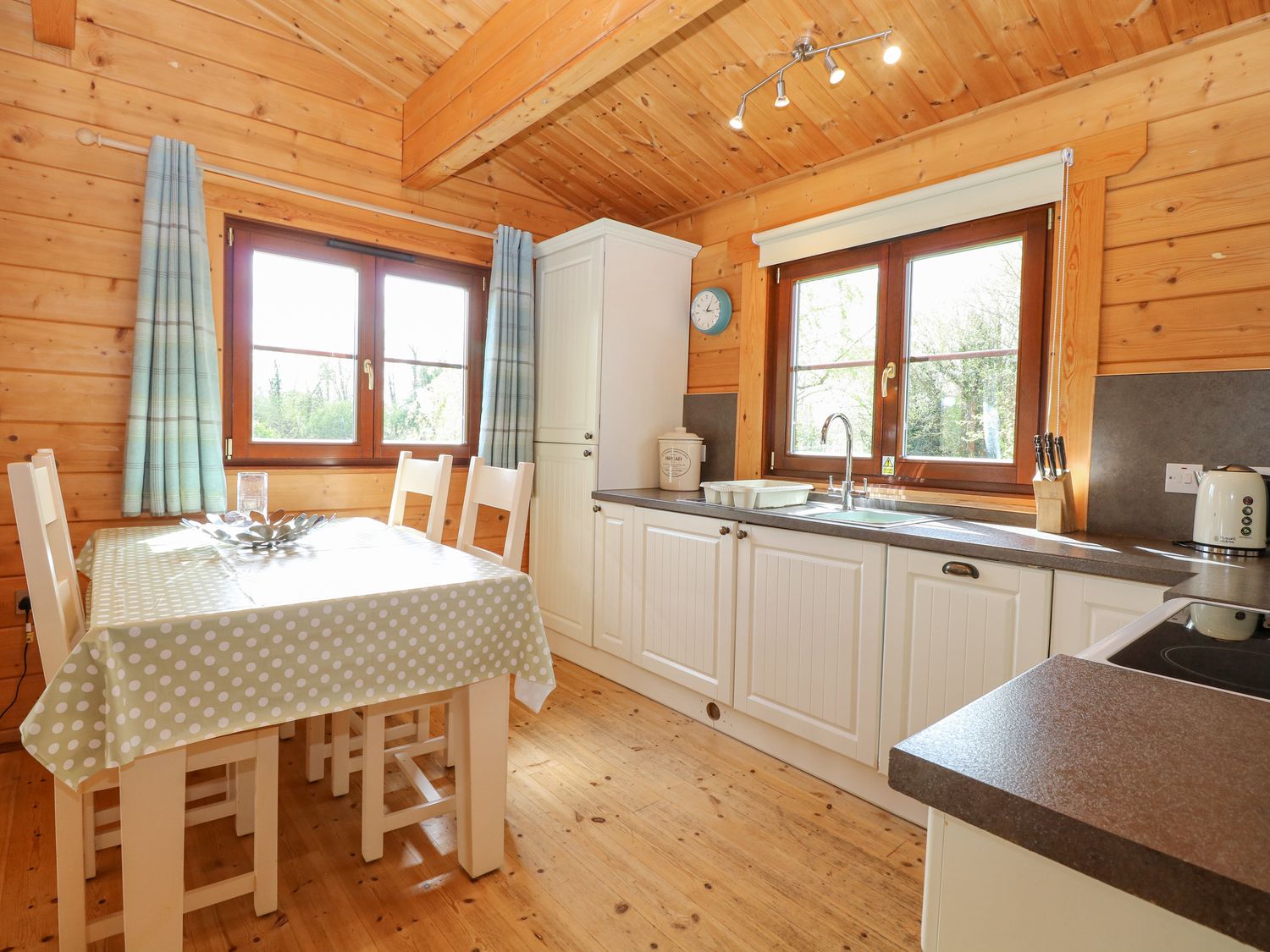 Heron Lodge, is in Badwell Ash, Suffolk. Lake views. Decking with hot tub and barbecue. Adults only.