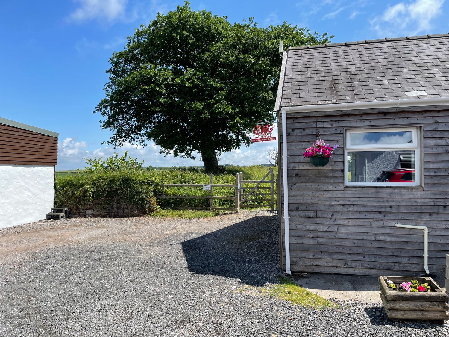 Dairy Cottage in Tavernspite near Whitland, Pembrokeshire, hot tub, dog-friendly, off-road parking. 