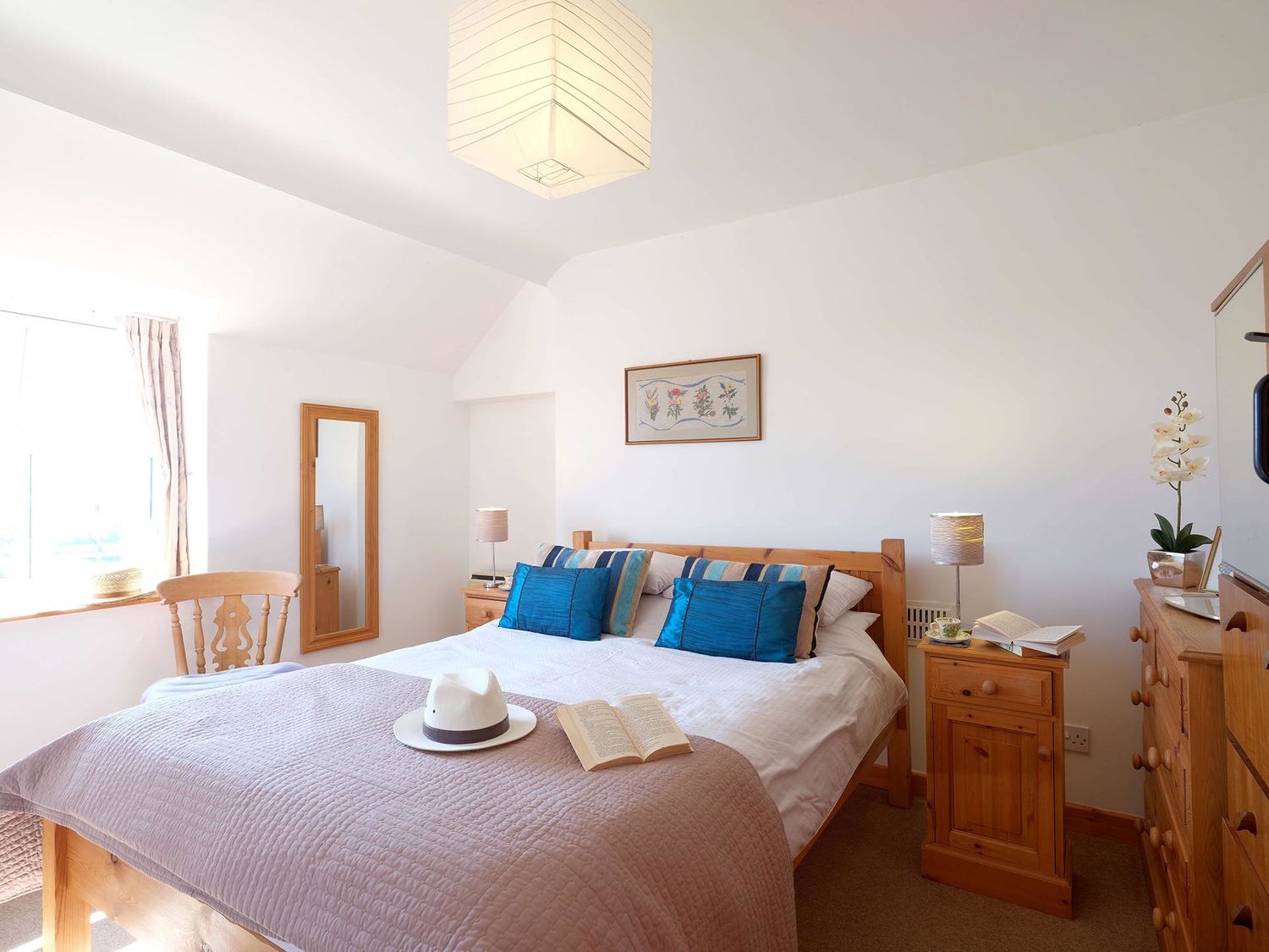 Cae Person, Llangoed