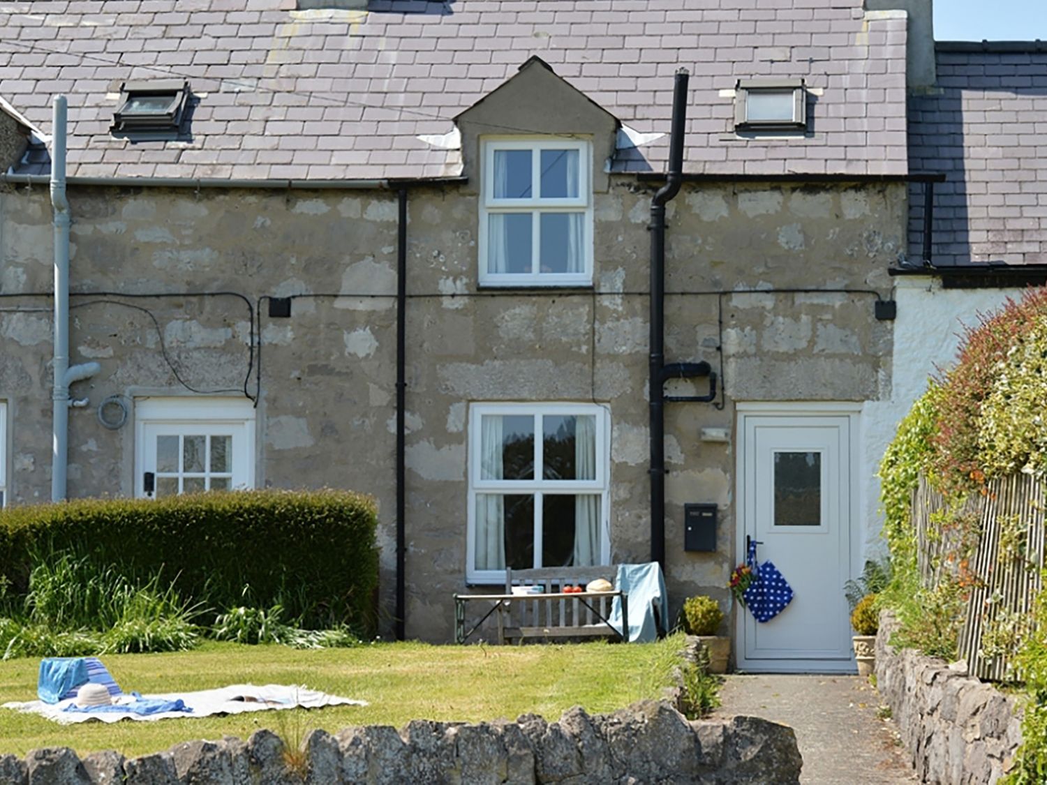 Cae Person, Llangoed