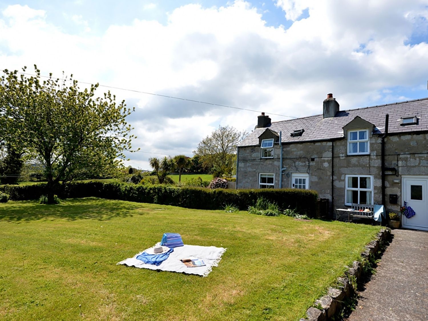 Cae Person, Llangoed