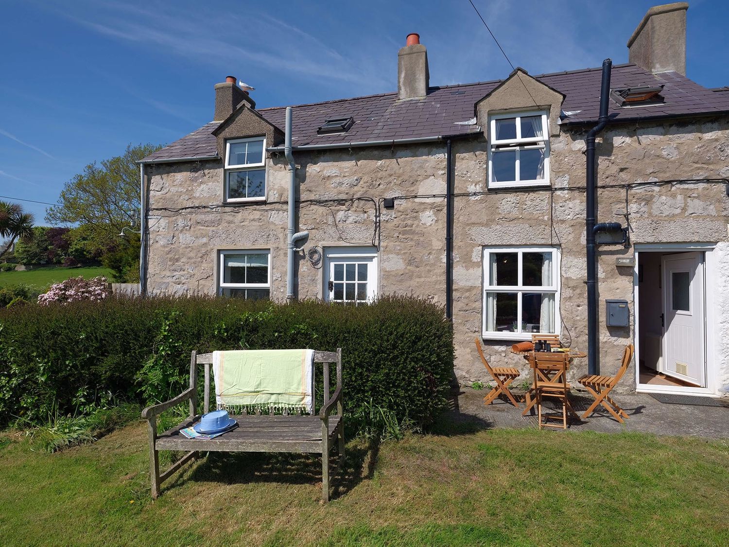 Cae Person, Llangoed