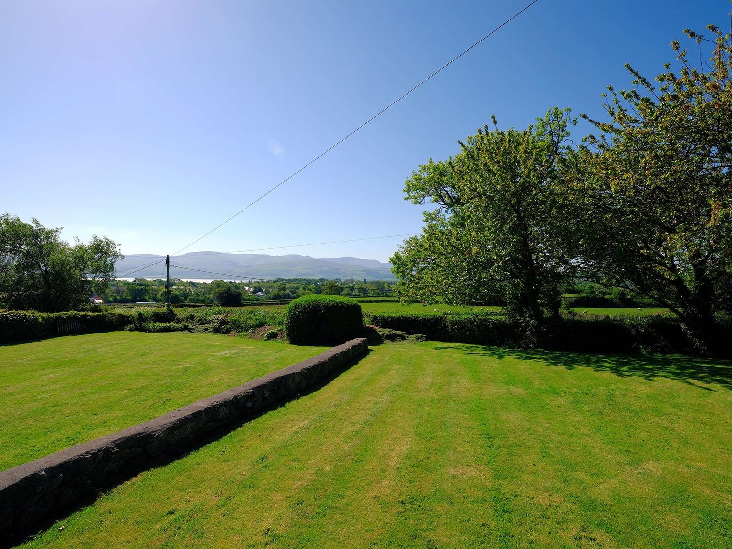 Cae Person, Llangoed