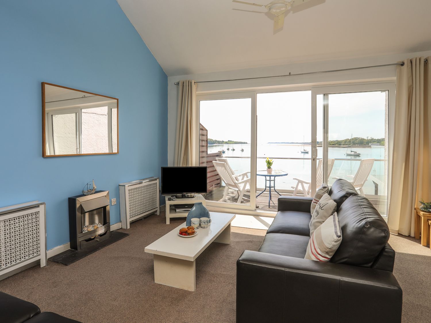 Min Y Don, Y Felinheli