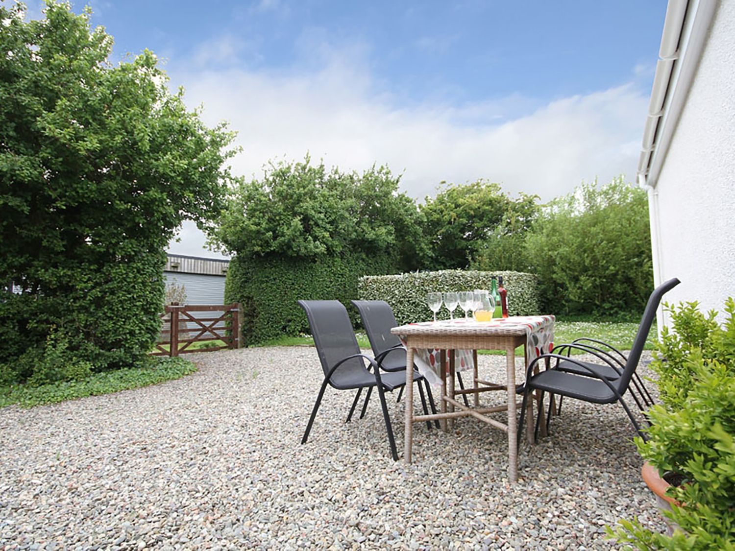 Y Beudy, Llanynghenedl