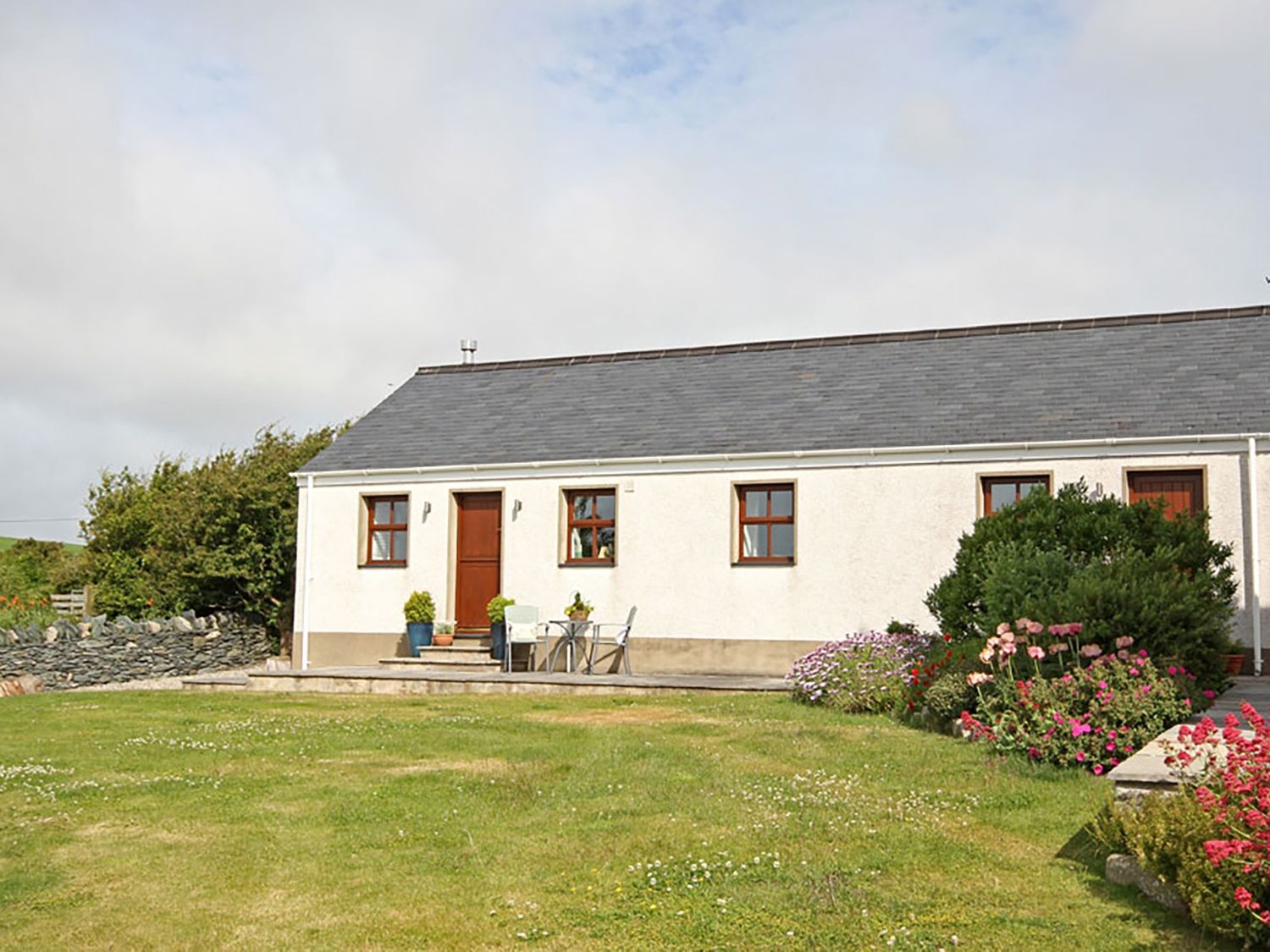 Y Beudy, Llanynghenedl