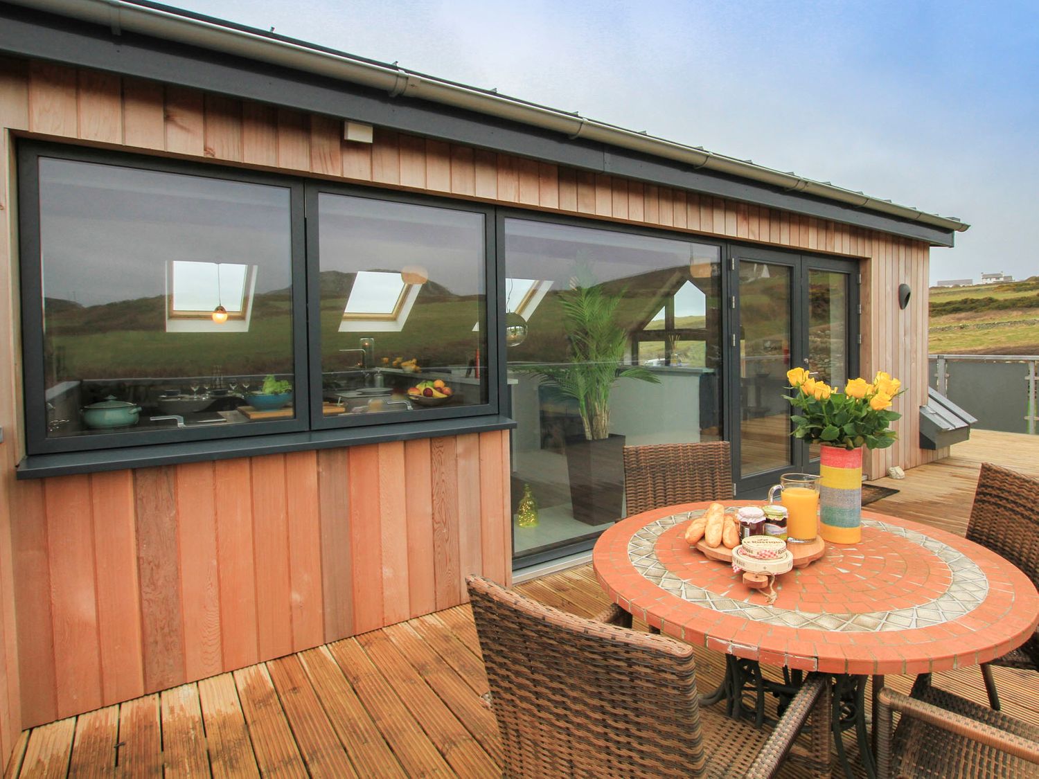 Ysbryd Y Mynydd, South Stack, Anglesey. Two-bedroom home with hot tub and open-plan living. Family. 