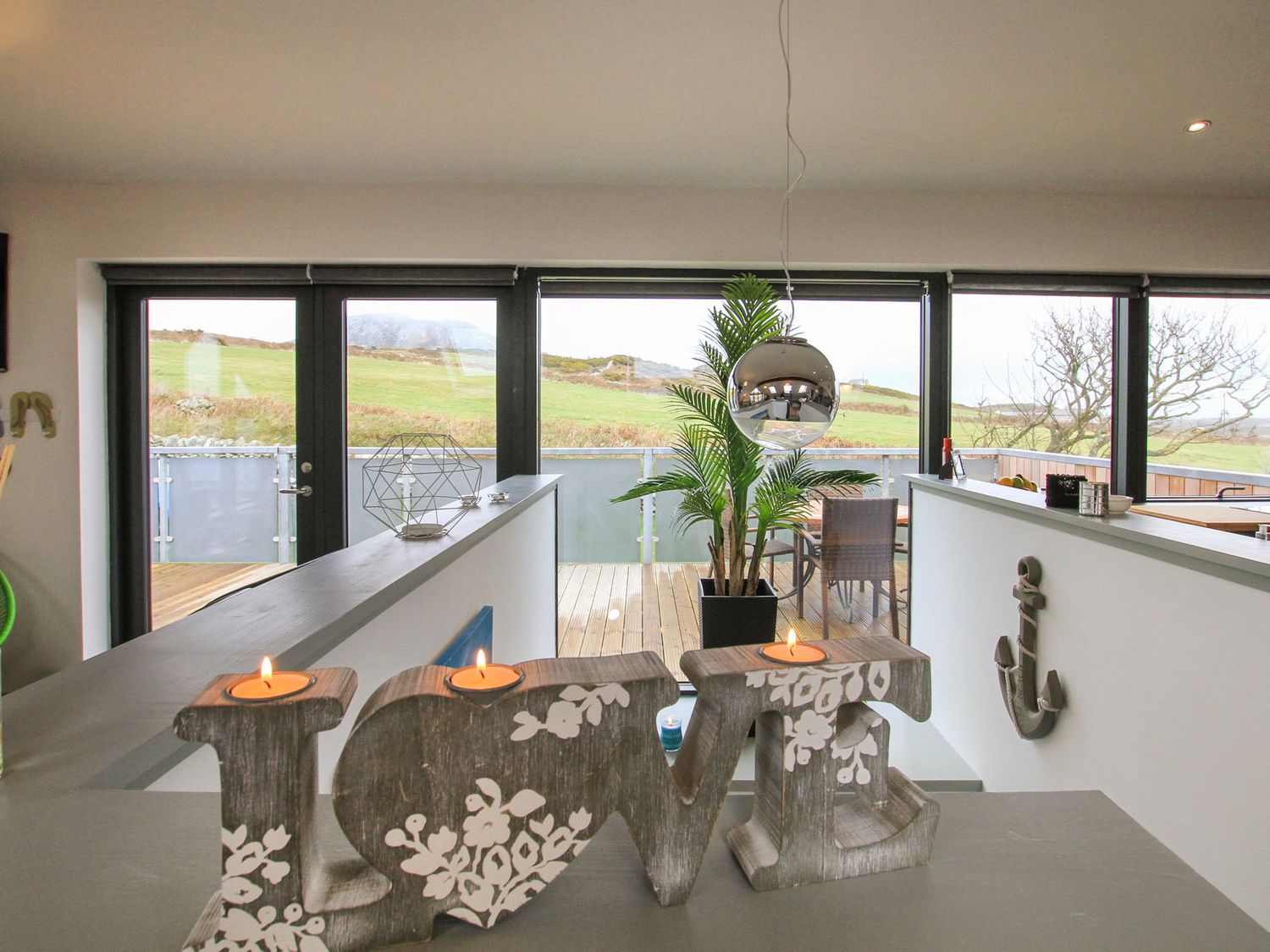 Ysbryd Y Mynydd, South Stack, Anglesey. Two-bedroom home with hot tub and open-plan living. Family. 