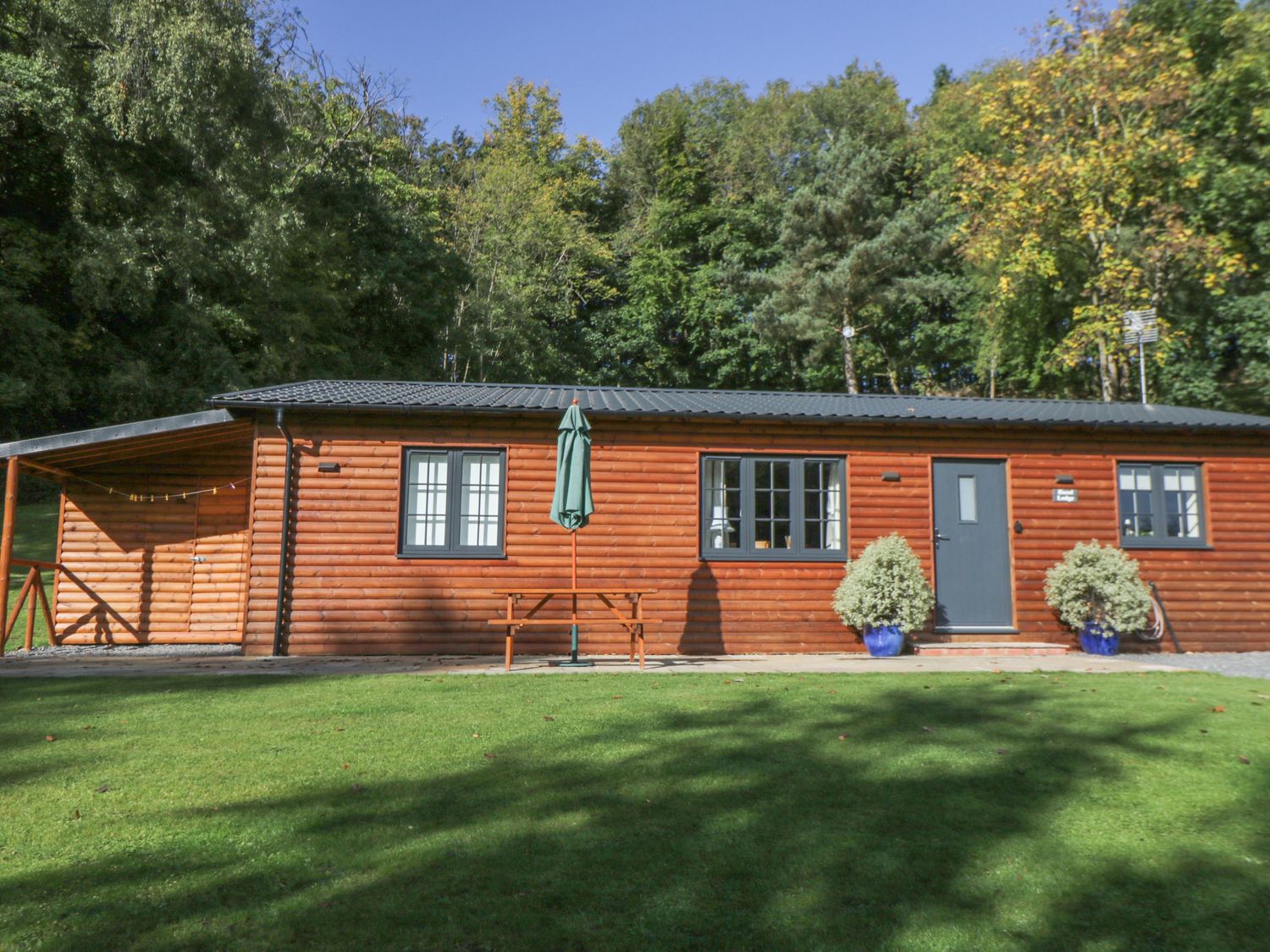 Hazel Lodge setting Hazel Lodge ( Ref 1011649 ) Kirkbymoorside holiday lodge in North Yorkshire sleeps 5 people