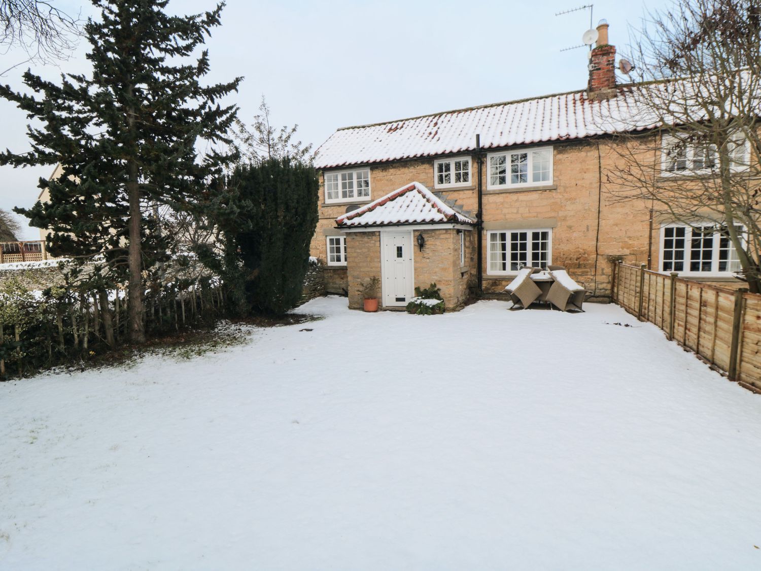 PINE COTTAGE, Snainton 
