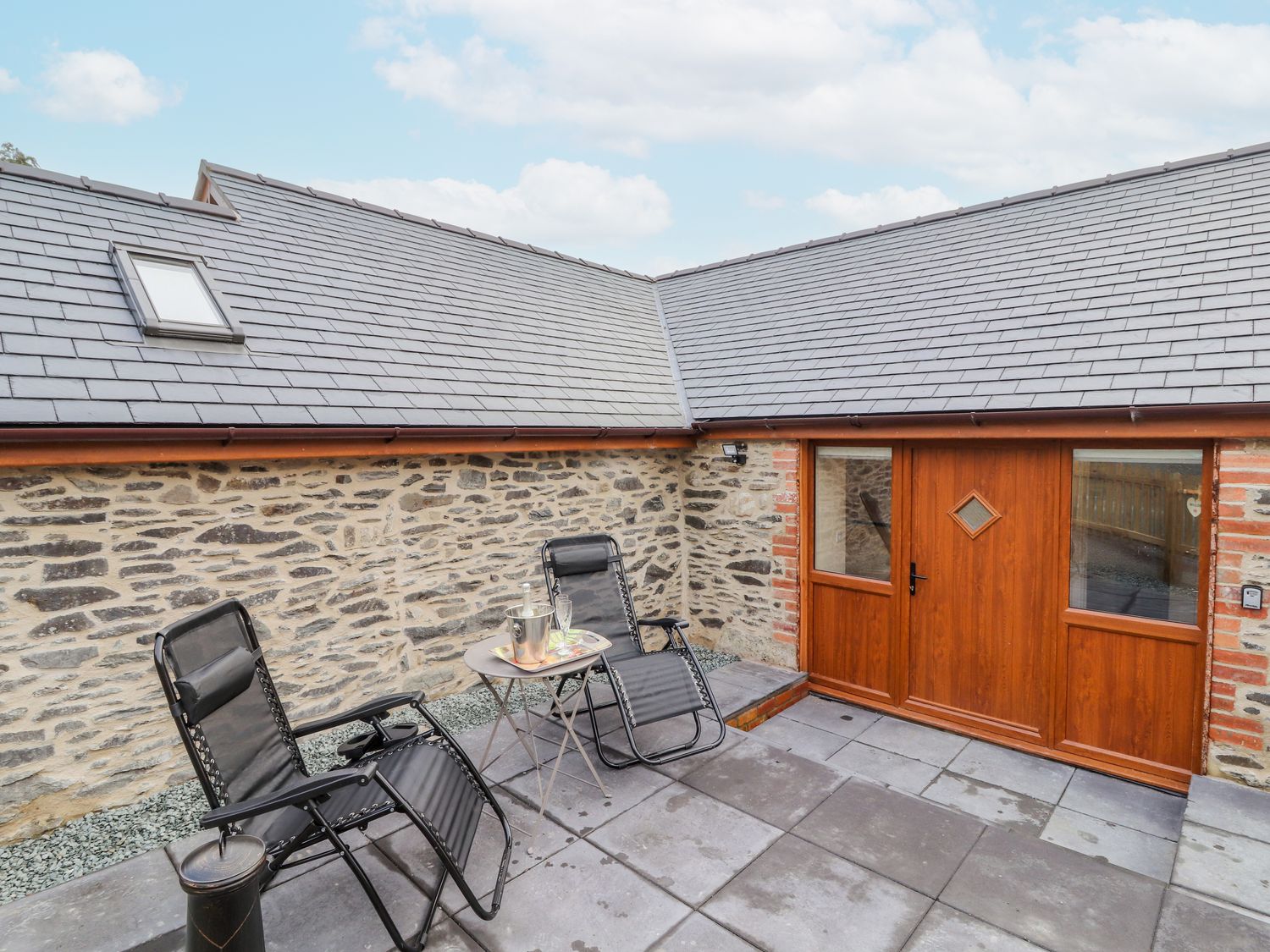 Cut Moch, Plas Moelfre Hall Barns, Llanrhaeadr-Ym-Mochnant