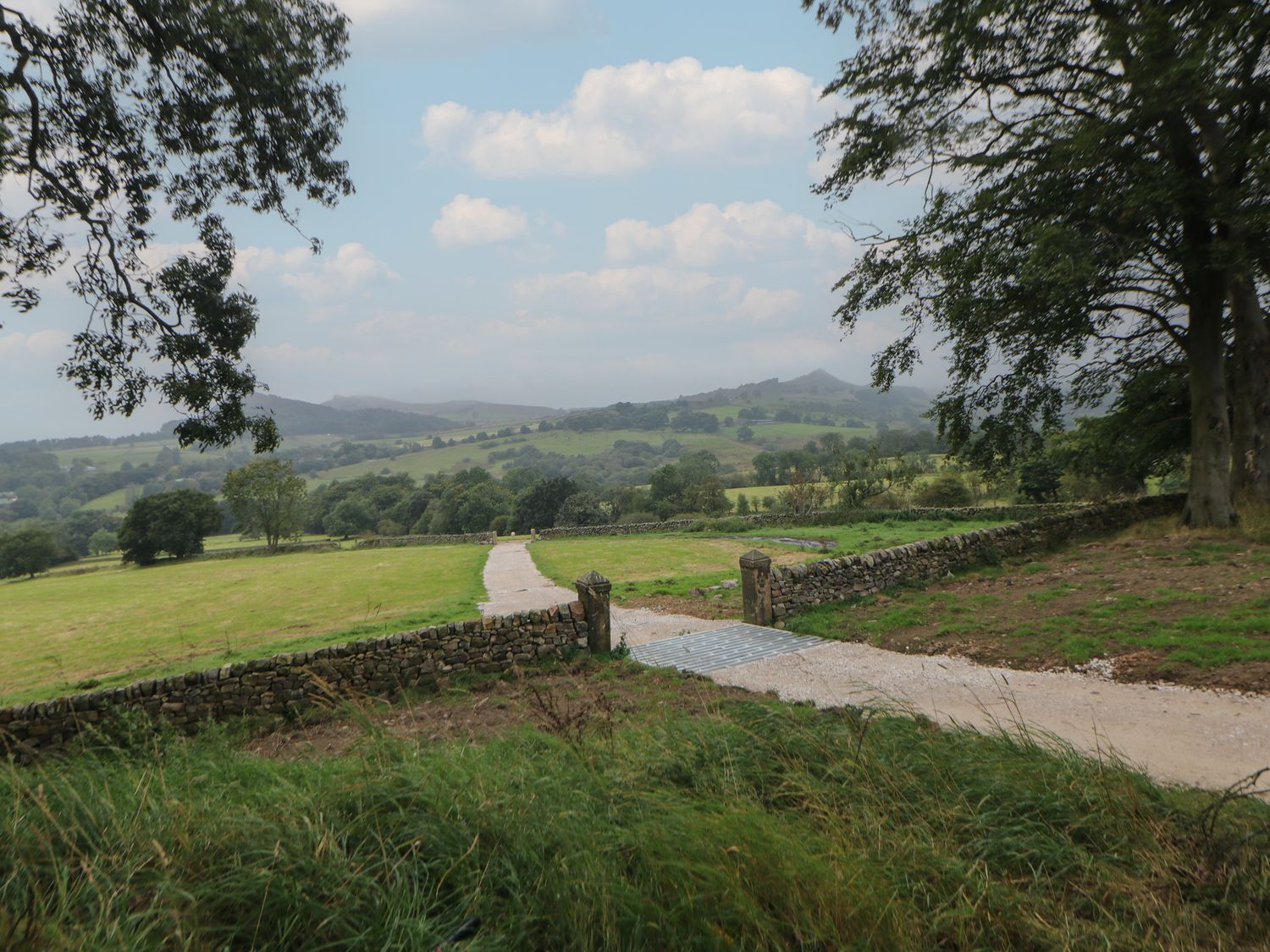 Stoney Cliffe Farm is near Leek, Derbyshire. Hot tub. Countryside views. Off-road parking. 3 bedroom