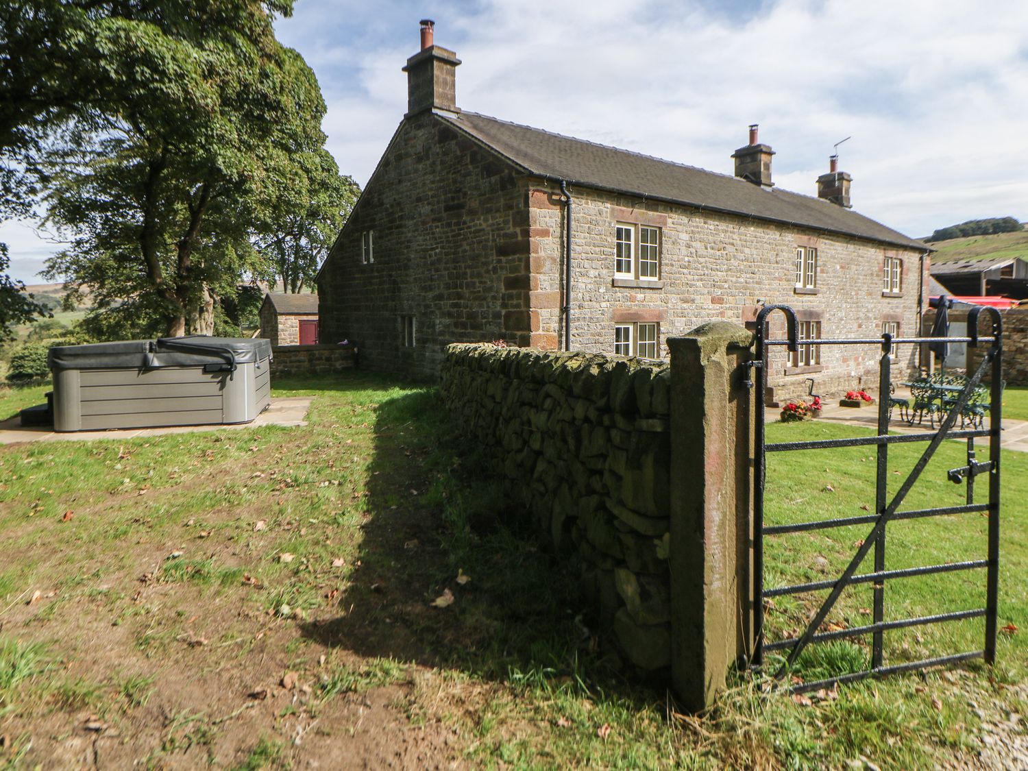 Stoney Cliffe Farm is near Leek, Derbyshire. Hot tub. Countryside views. Off-road parking. 3 bedroom