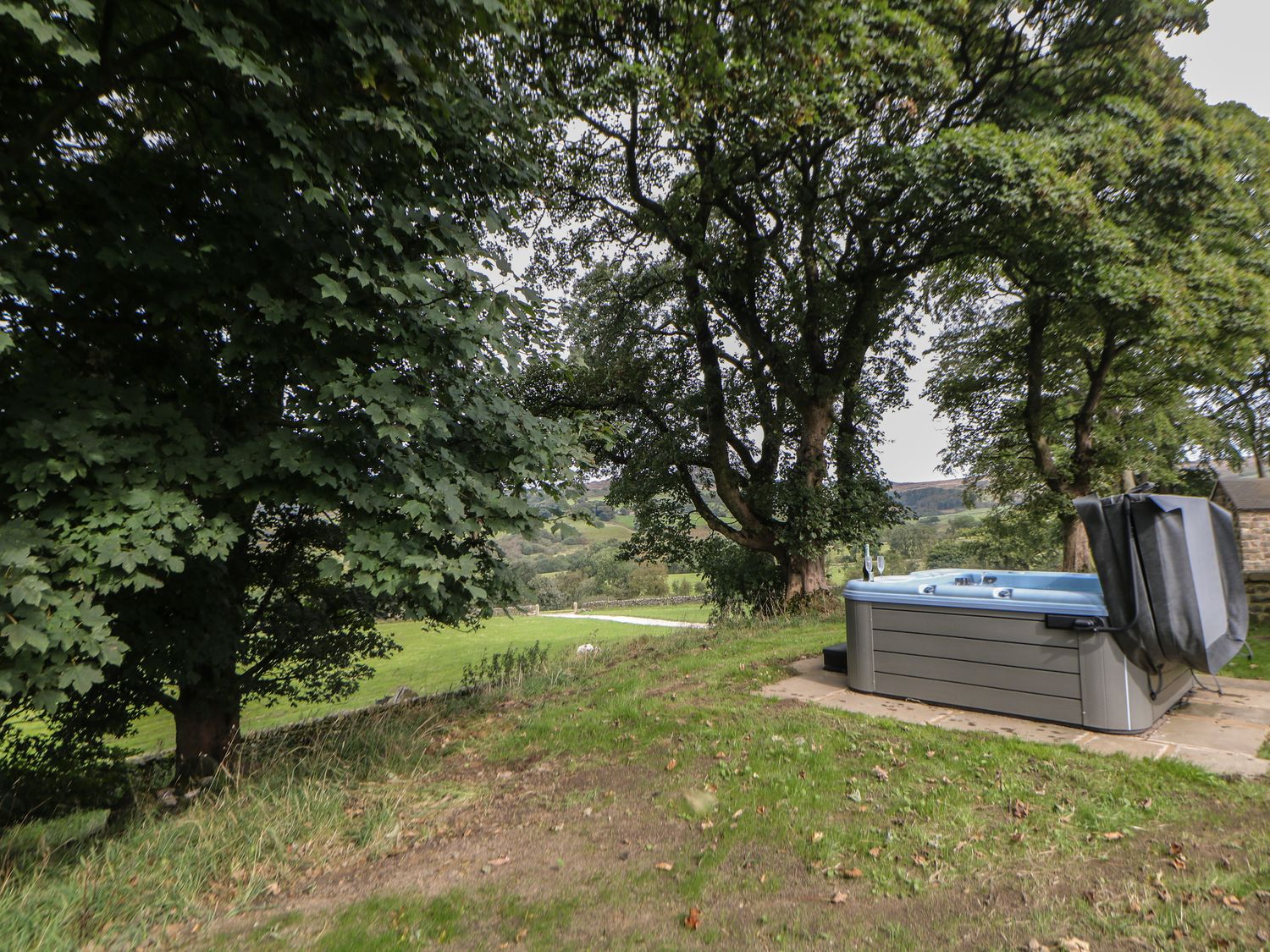 Stoney Cliffe Farm is near Leek, Derbyshire. Hot tub. Countryside views. Off-road parking. 3 bedroom