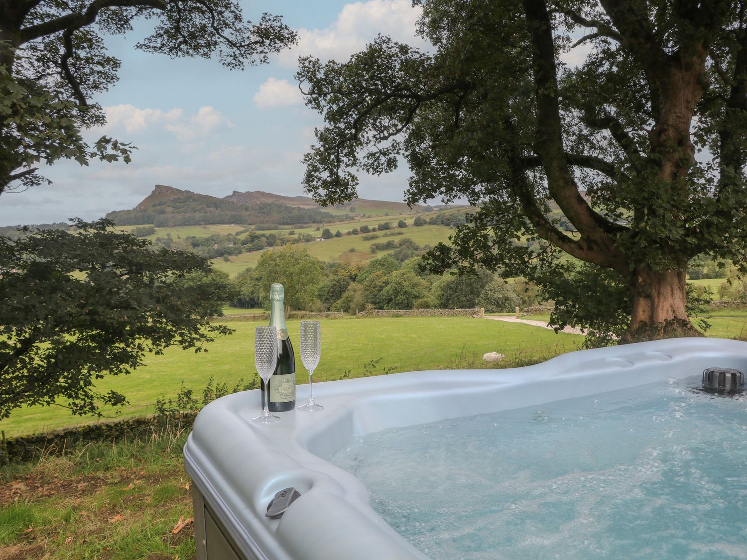 Stoney Cliffe Farm is near Leek, Derbyshire. Hot tub. Countryside views. Off-road parking. 3 bedroom