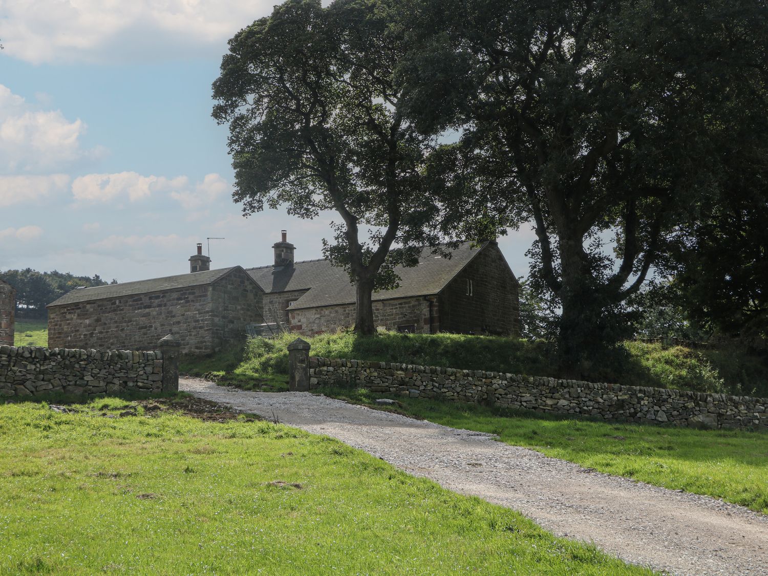 Stoney Cliffe Farm is near Leek, Derbyshire. Hot tub. Countryside views. Off-road parking. 3 bedroom