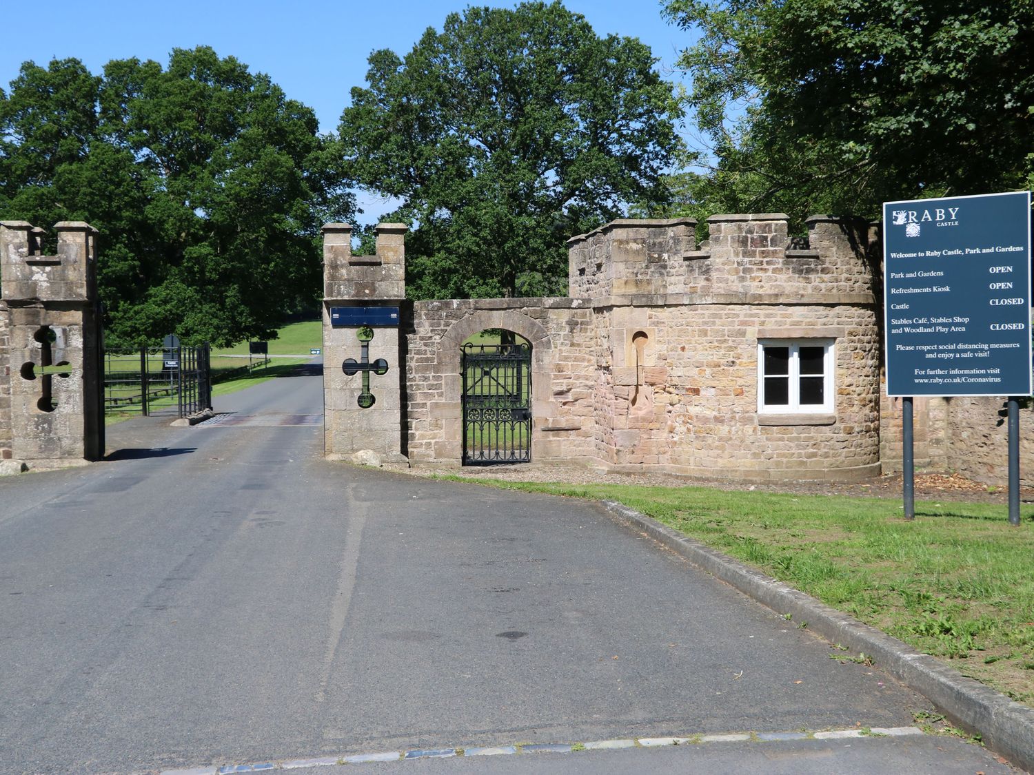 Bracken Fern - Aldbrough St John, North Yorkshire. Off-road parking. Private garden. On working farm