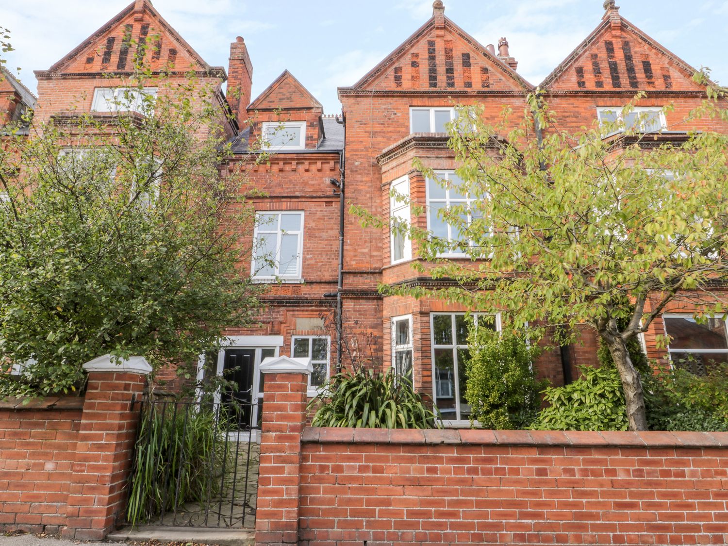 Royal Victoria House Scarborough sleeps 15 guests ( Ref 1024366 ) Holiday home with hot tub in Scarborough North Yorkshire