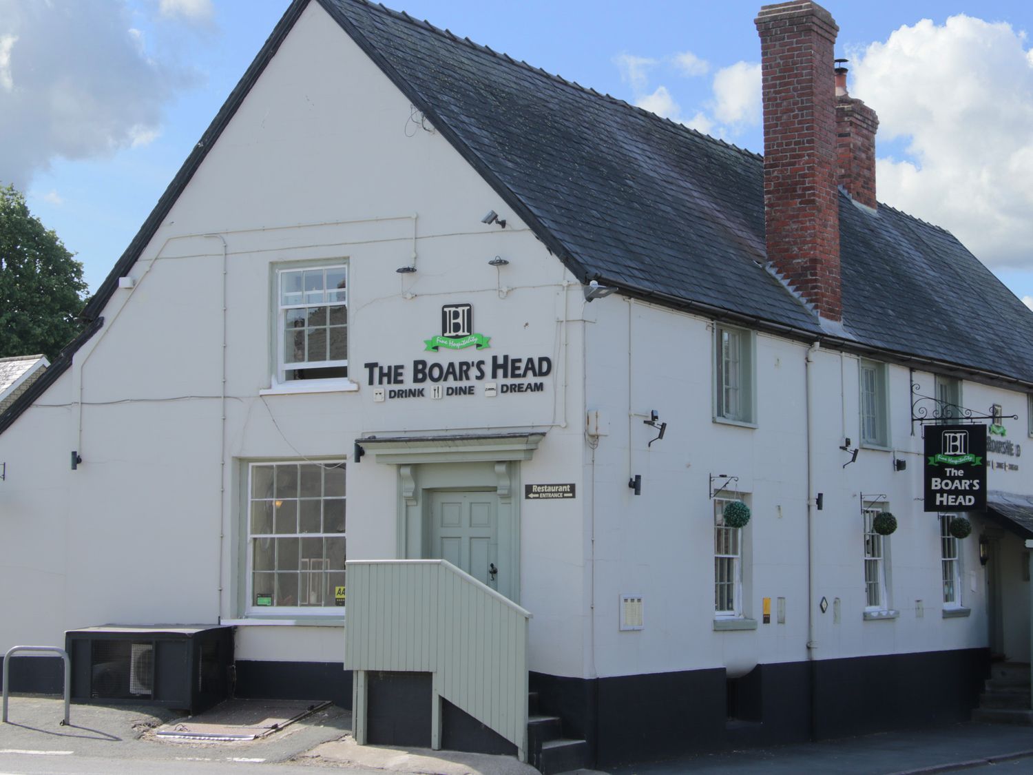 The Boars Head Pub Castle Self Catering Holiday Cottage