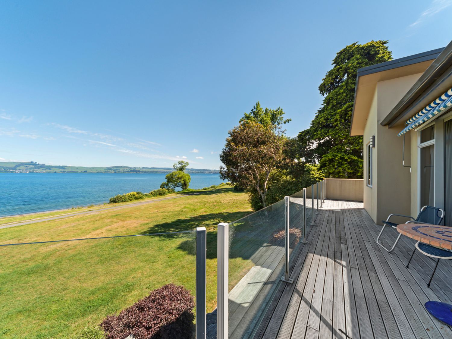 Lakeside Vistas Magic - Rainbow Point Holiday Home on the Waterfront -  - 1029507 - photo 1