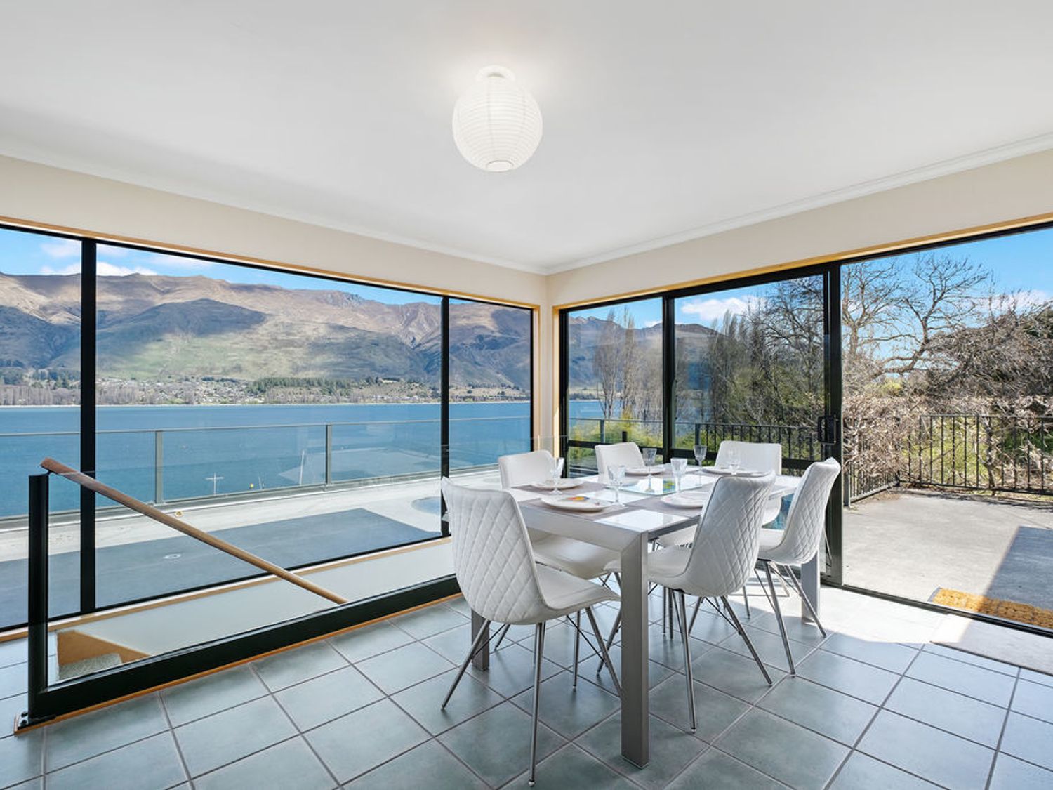 Lakeside Serenity - Wanaka Holiday Home                     photo 2