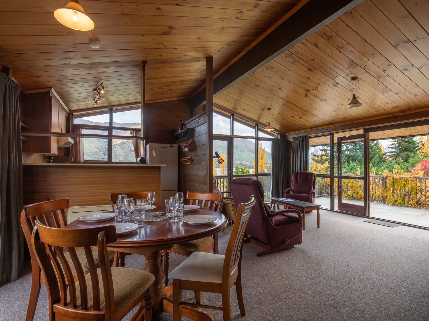 Lakeside Escape - Wanaka Holiday Bach                     photo 2