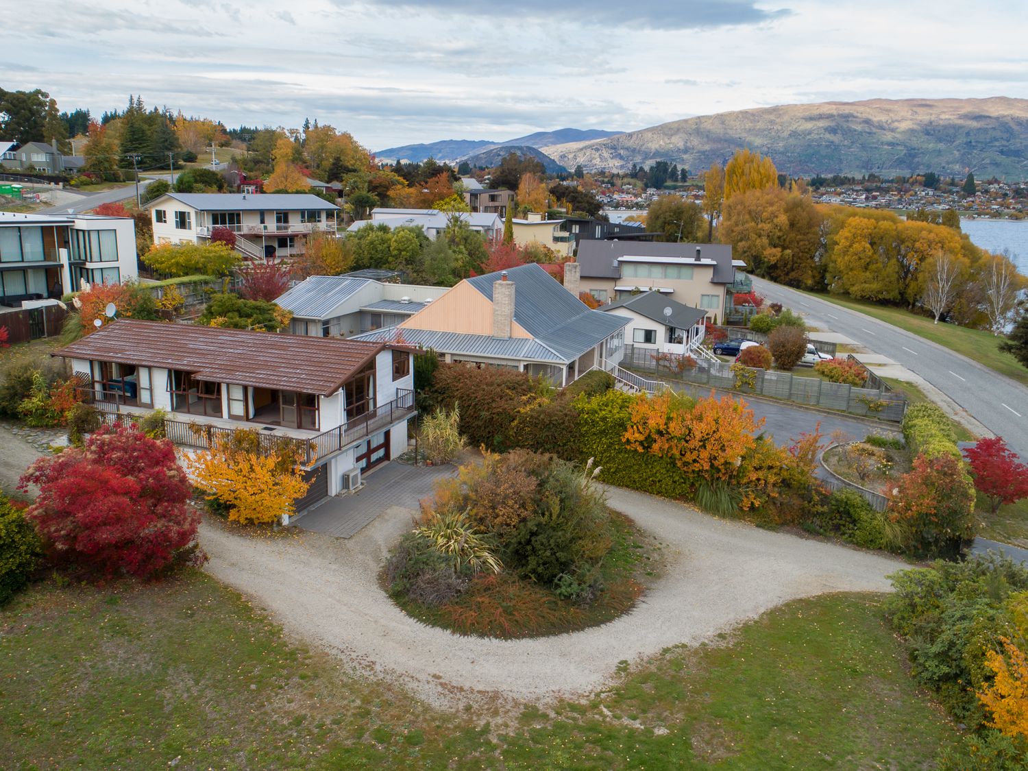 Lakeside Escape - Wanaka Holiday Bach                     photo 14