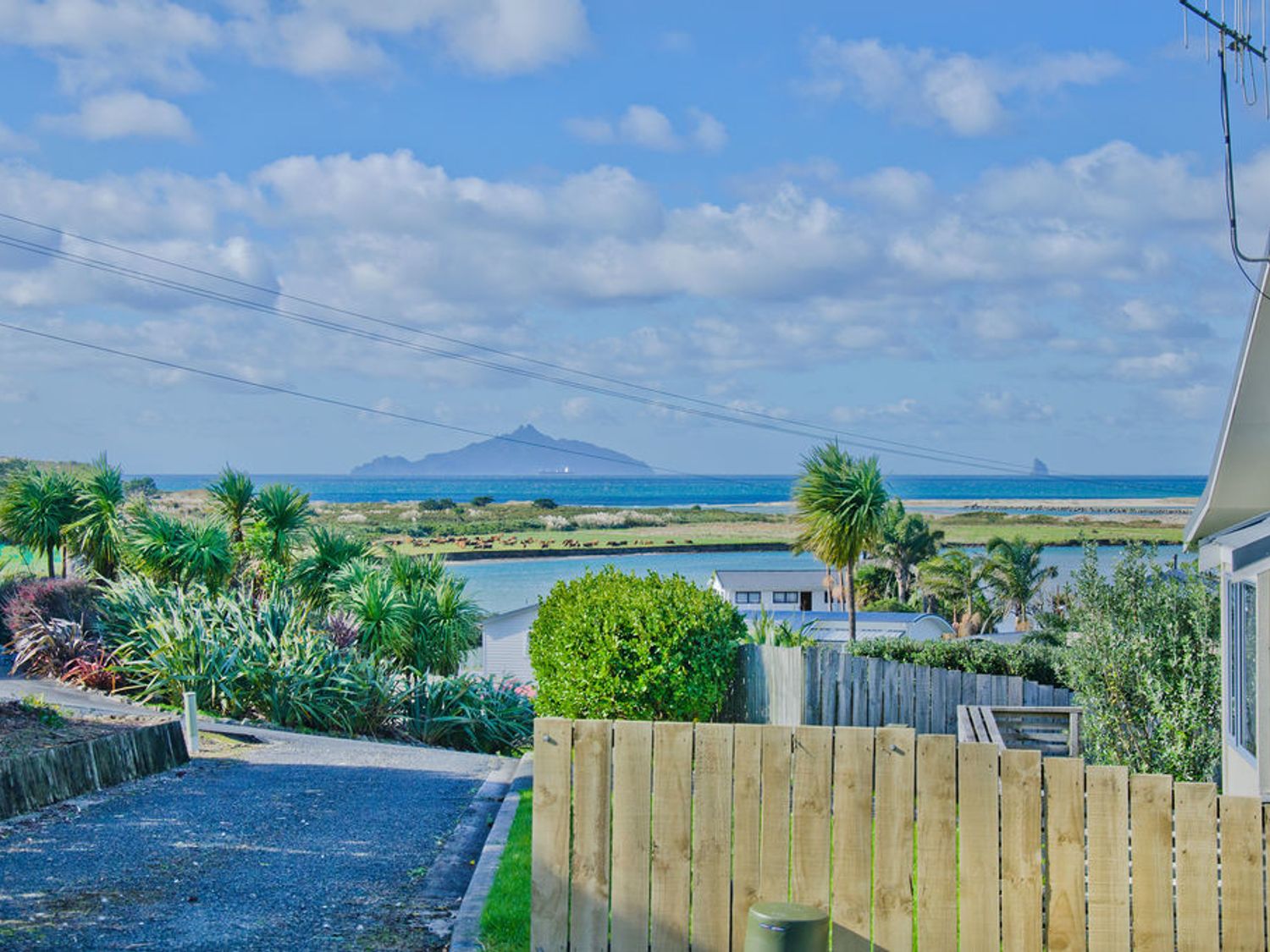 The Blue Cottage with WiFi- Waipu Holiday Home                     photo 30