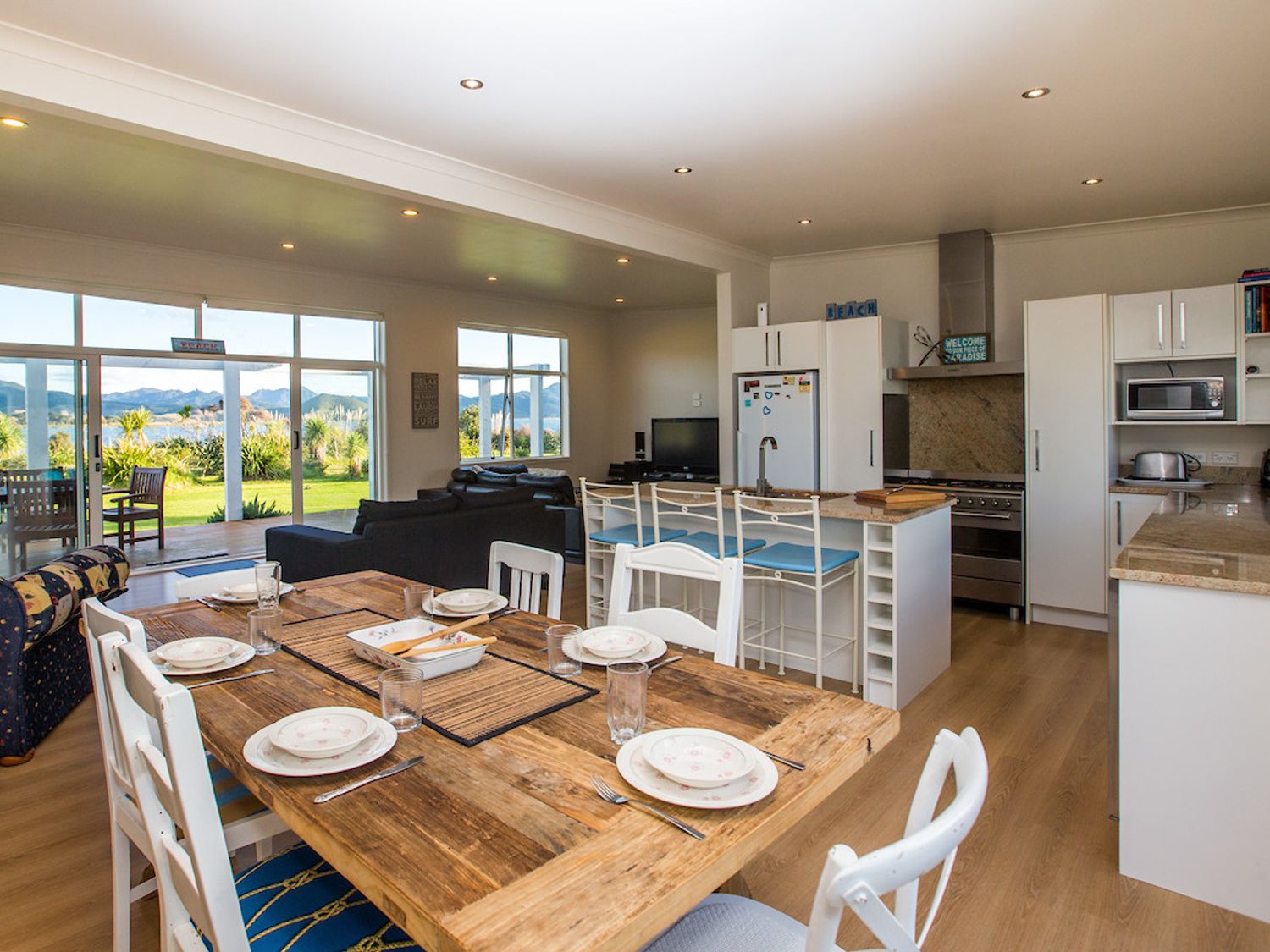 Waterfront Wonder  - Matarangi Holiday Home                     photo 2