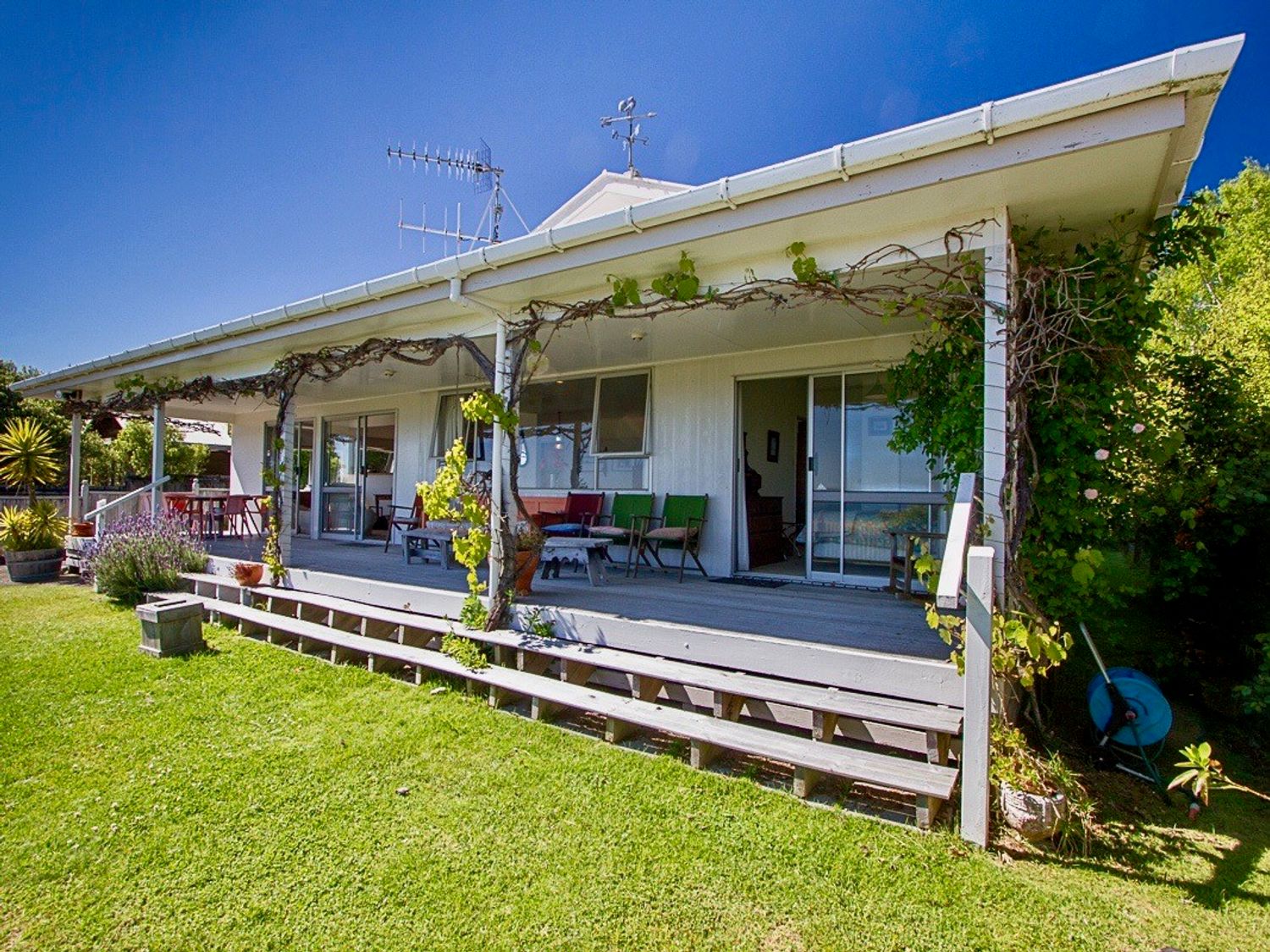 Breachmor - Tauranga Taupo Lakefront Holiday Home                     photo 2