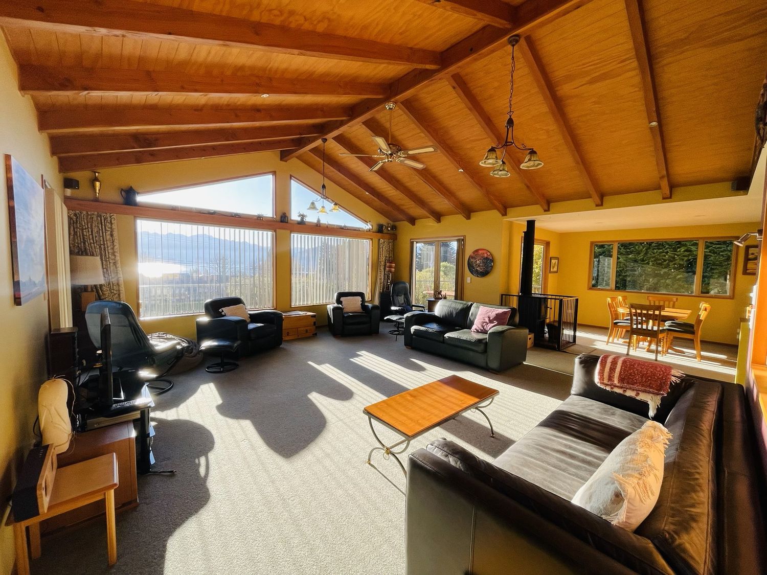Retro Ski Lodge - Wanaka Holiday Home                     photo 2