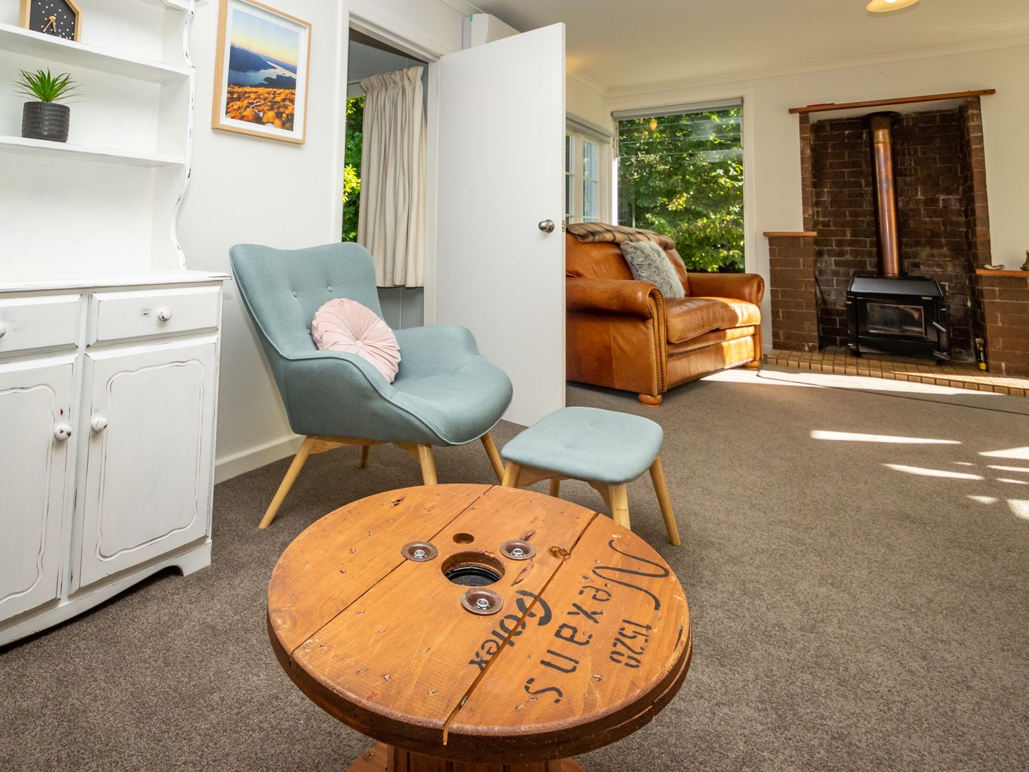 Hop, Skip and Jump to the Lake - Te Anau House                     photo 2
