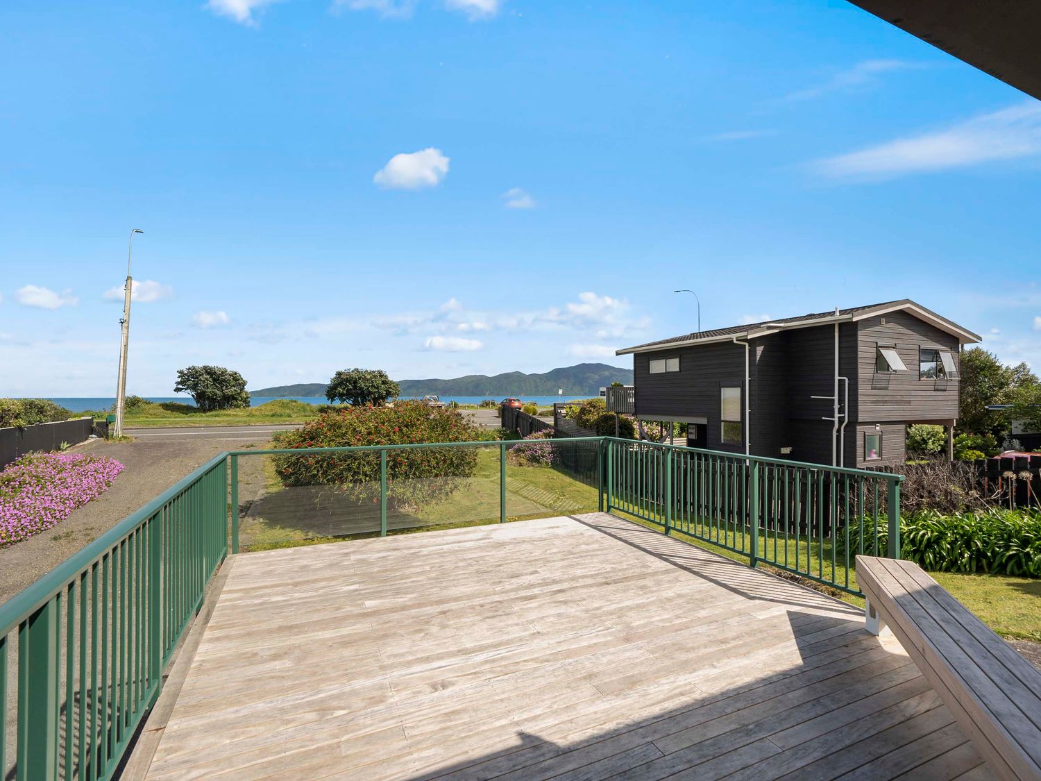The Green Trout - Paraparaumu Beach Holiday Home                     photo 2