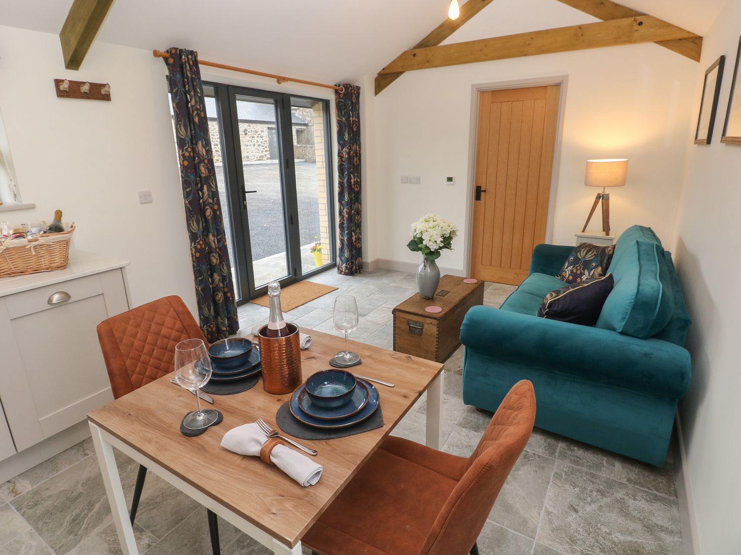 The Cwtch in St Brides Major, Vale of Glamorgan, pet-friendly, off-road parking, garden with hot tub