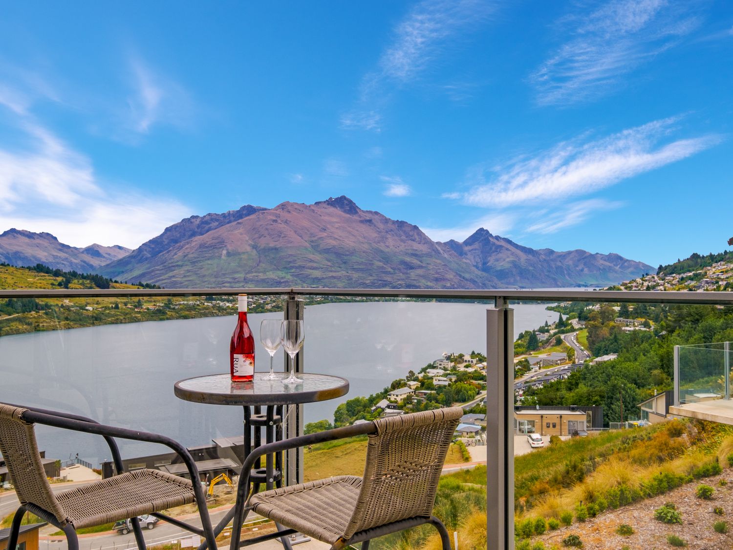 Queenstown Lake Views - Upstairs Apartment -  - 1037218 - photo 1