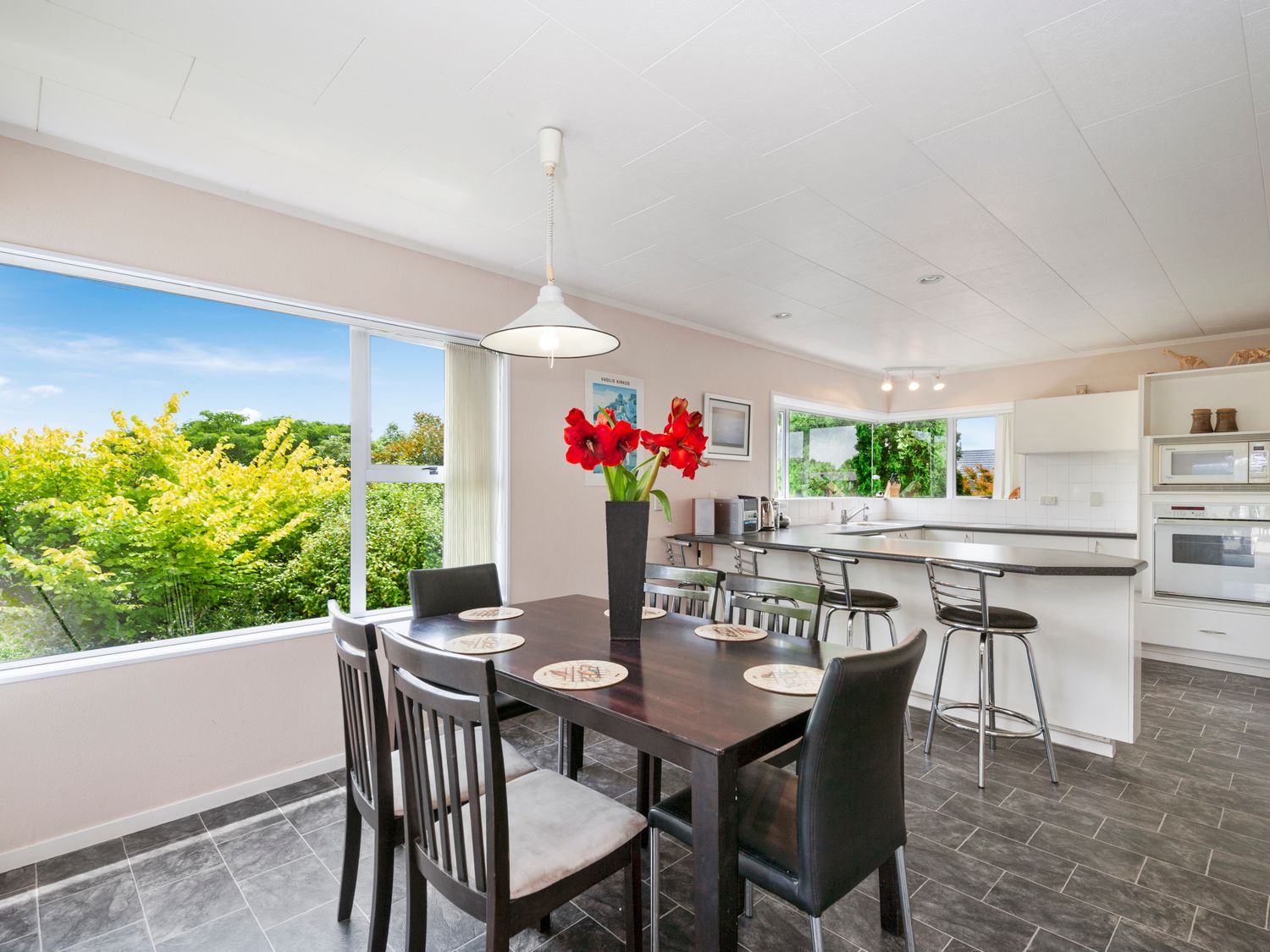 The White House - Taupo Holiday Home                     photo 2