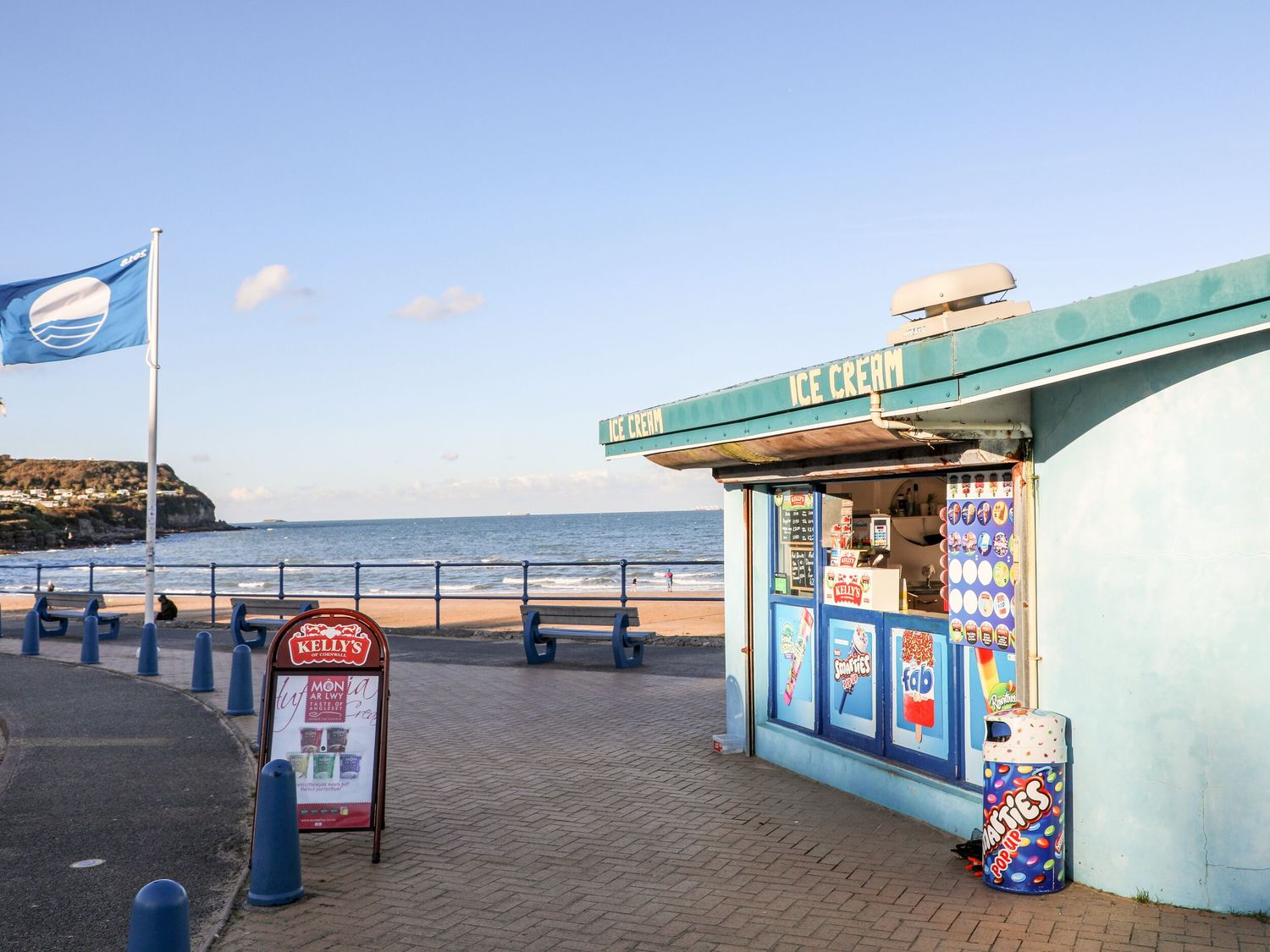 Big Azzles, Benllech