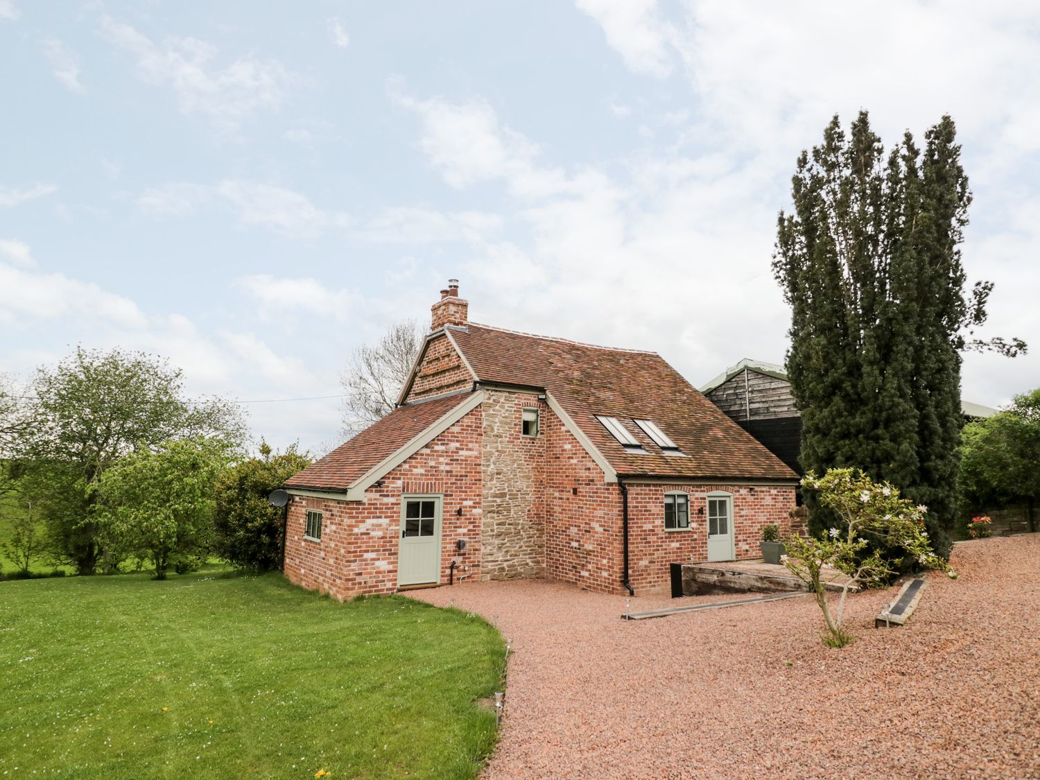 Old Farm Cottage, Tenbury Wells, Worcestershire. Romantic and stylish. Enclosed garden with hot tub.