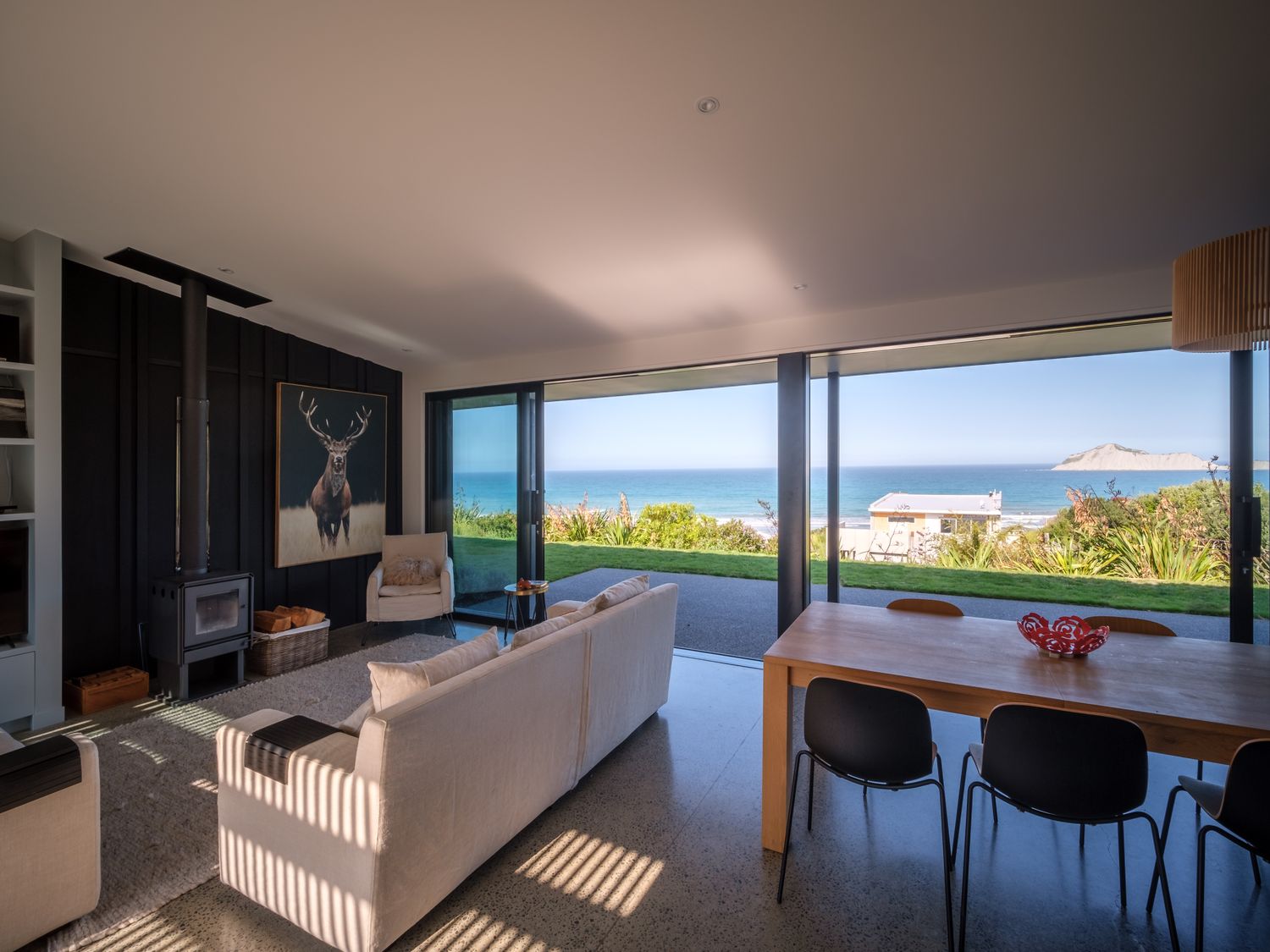 Lightning Ridge Views - Waimarama Holiday Home                     photo 2